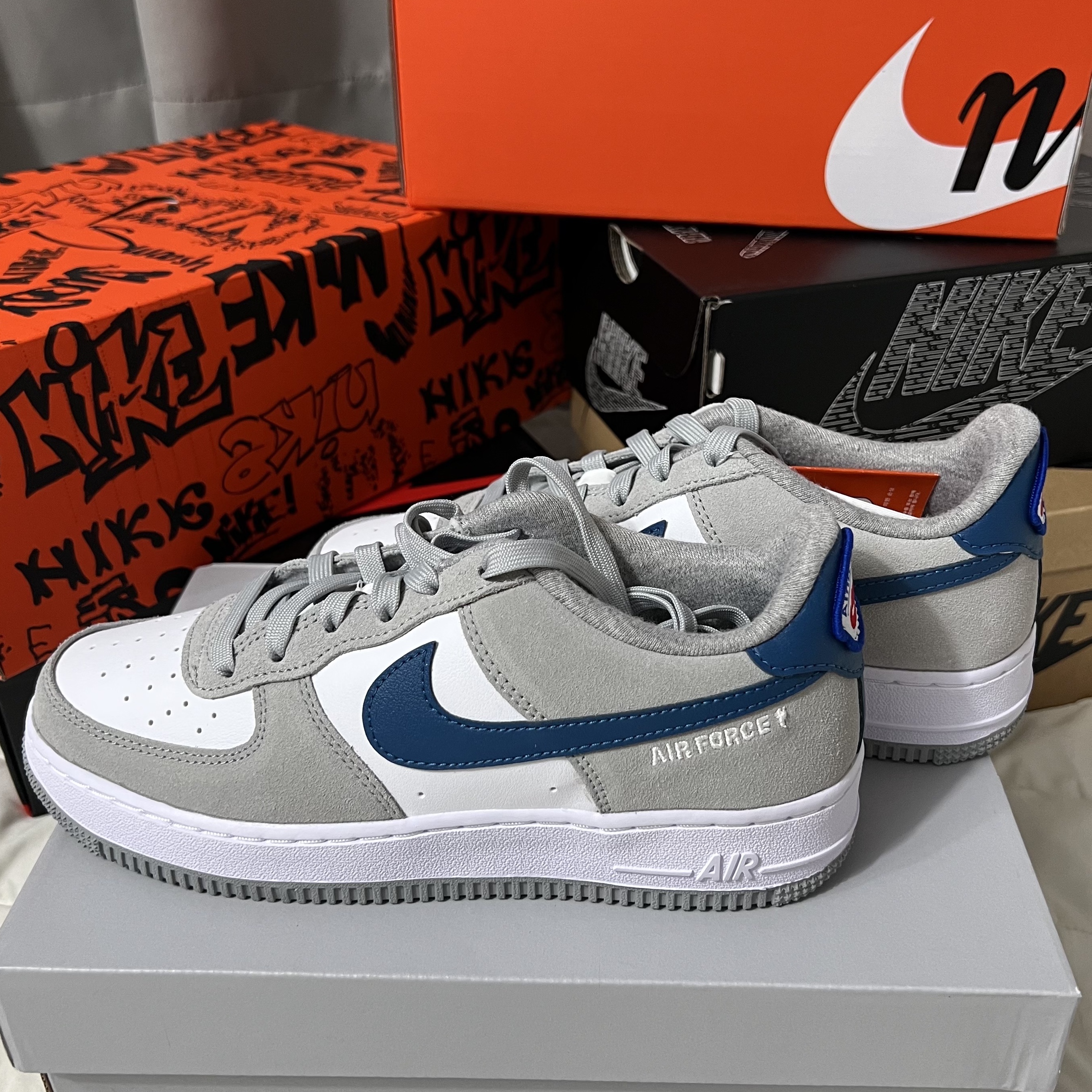 (GS) Nike Air Force 1 LV8 Athletic Club Light Smoke Grey Marina 착용 스타일 - 5