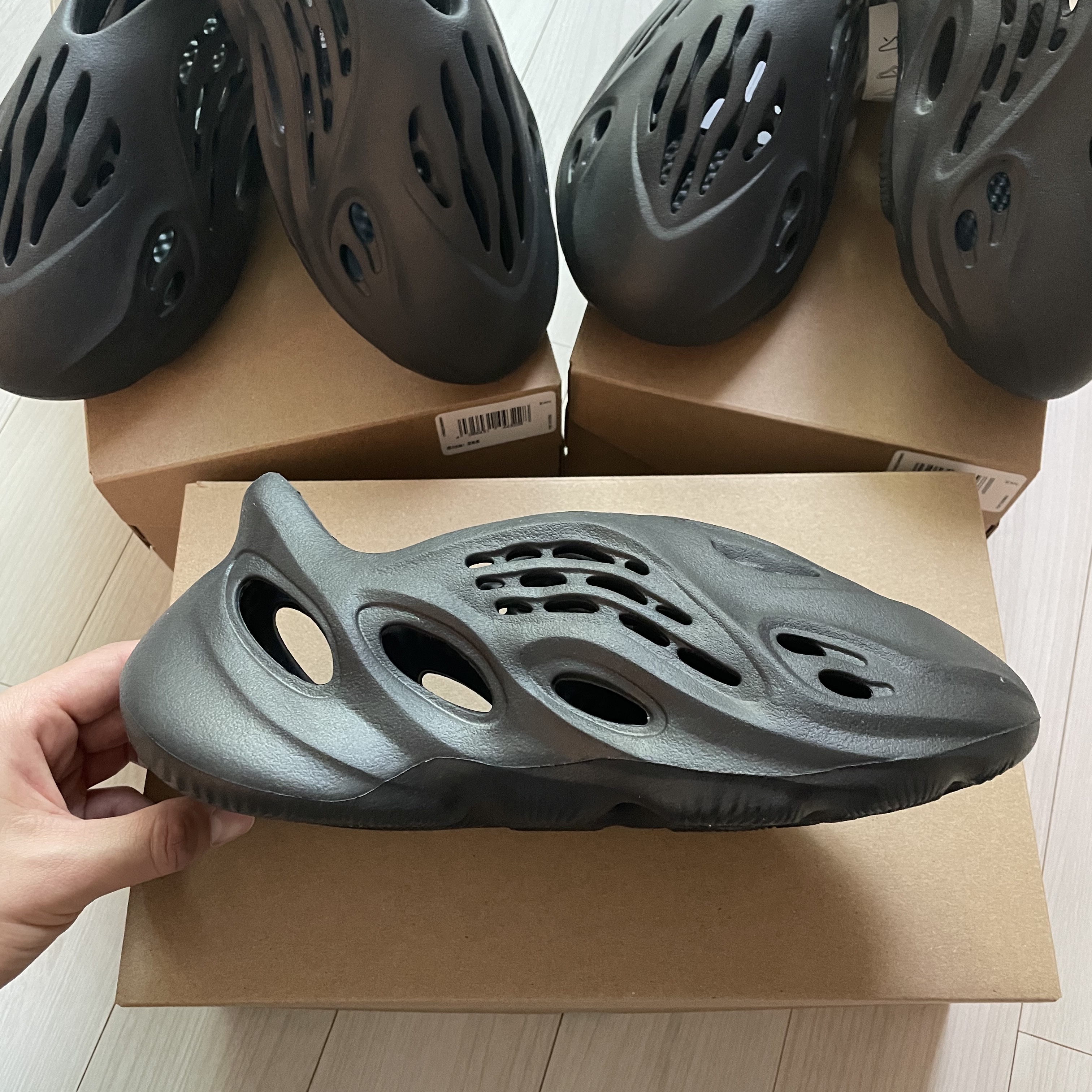 Adidas Yeezy Foam RNNR Onyx 착용 스타일 - 1