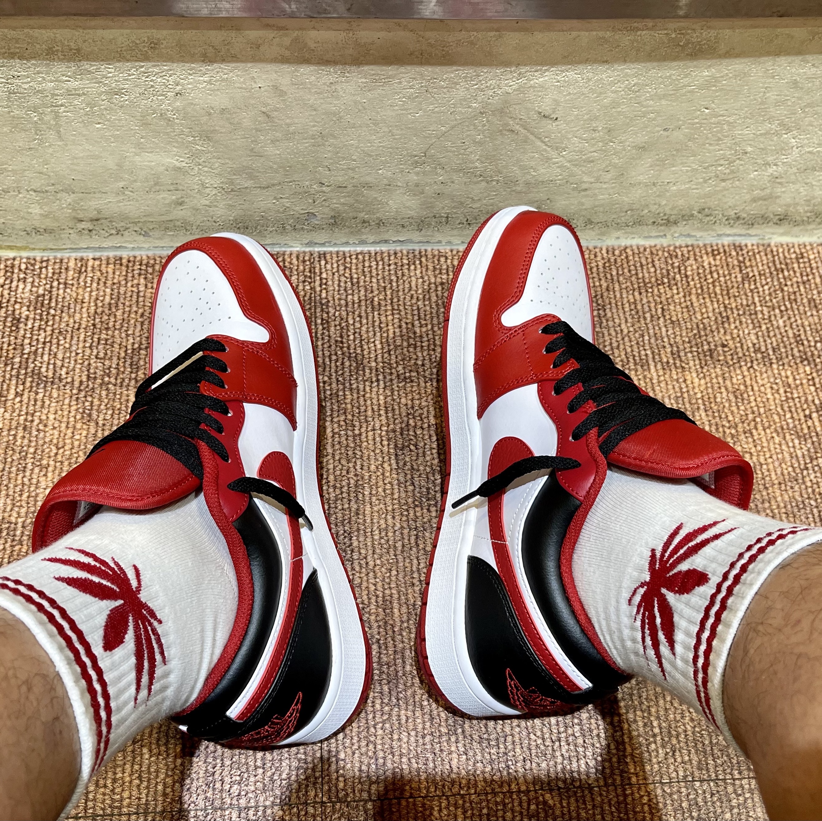 Jordan 1 Low Cardinal Red, Jordan 1 Low White Gym Red Black 착용 스타일 - 2
