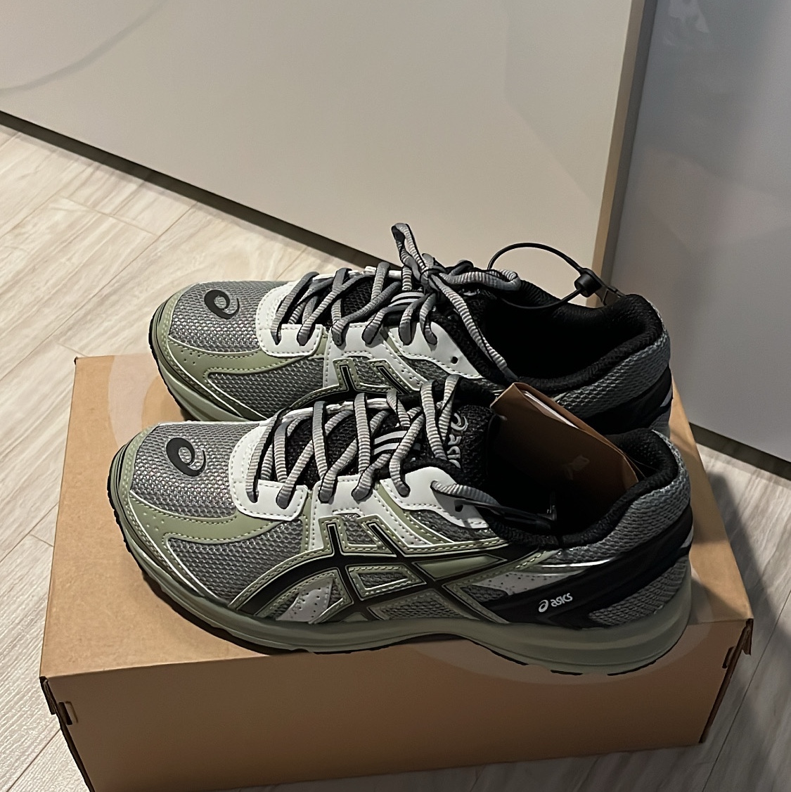 Asics Jog 100 S Sheet Rock - 2E Wide 착용 스타일 - 4
