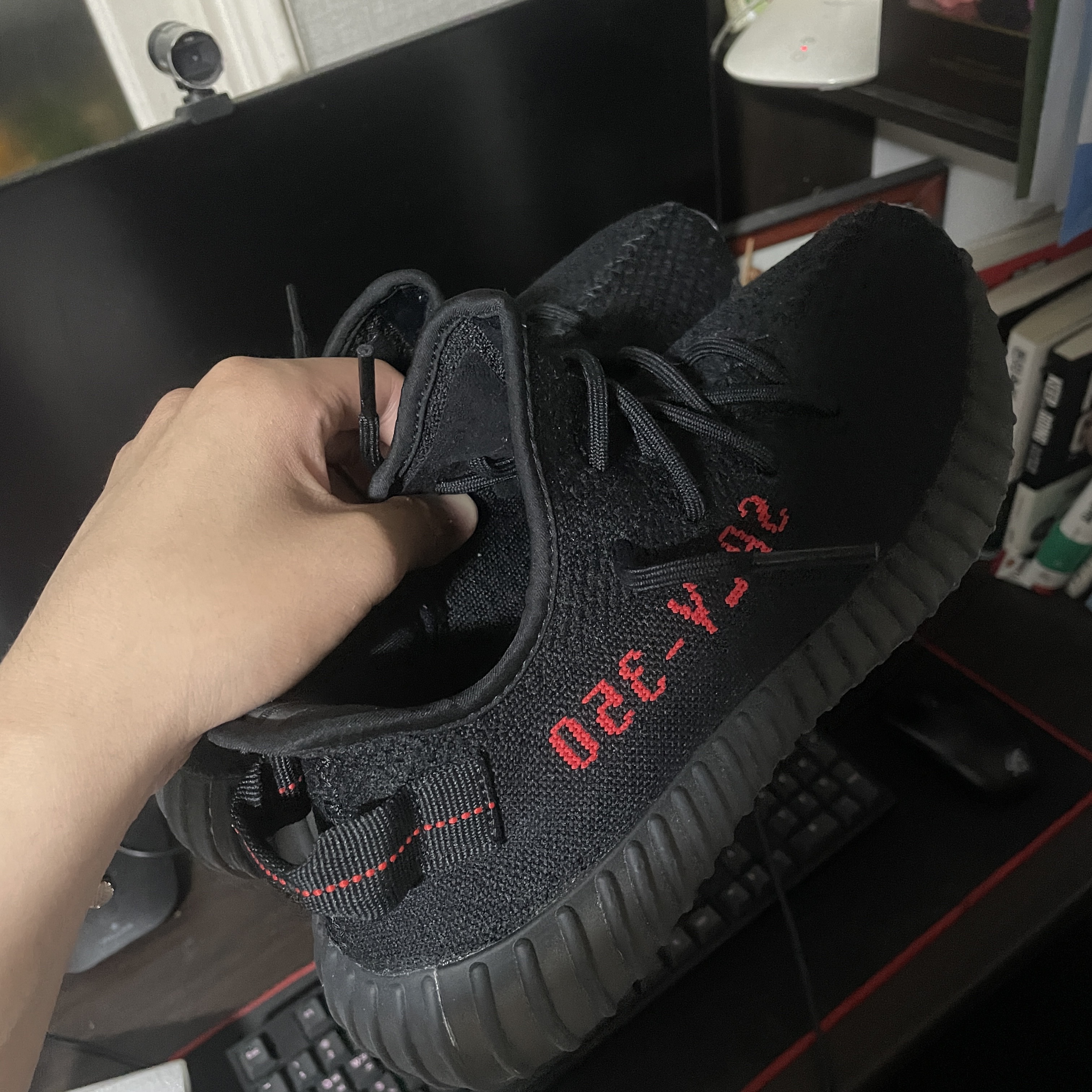 Adidas Yeezy Boost 350 V2 Black Red 2020 착용 스타일
