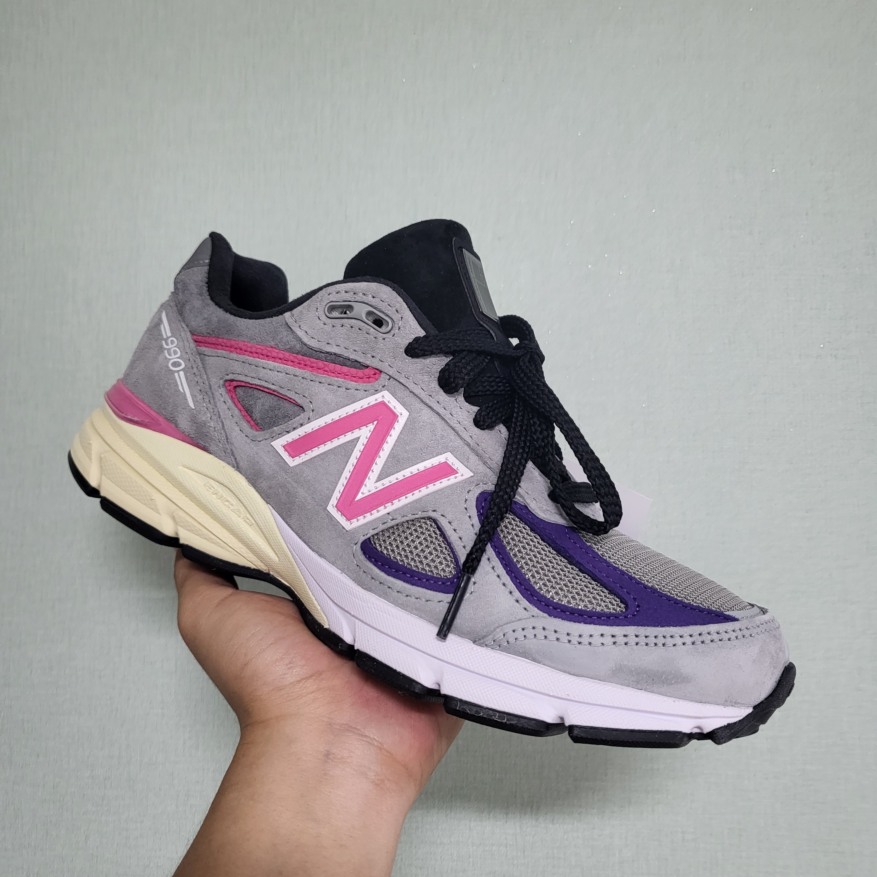 New Balance x Kith x United Arrows & Sons 990v4 Made in USA Grey Pink 착용 스타일 - 1