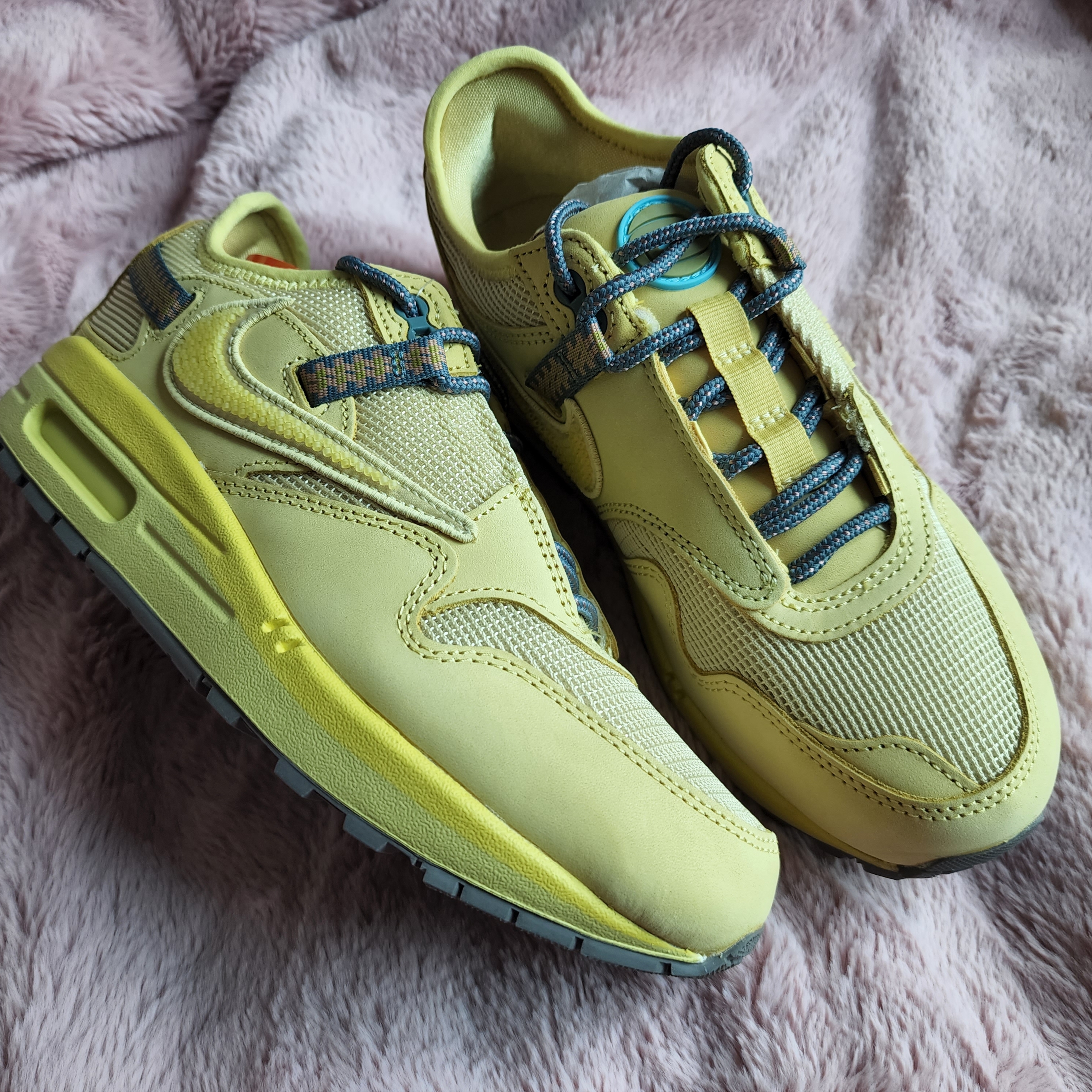 Nike x Travis Scott Air Max 1 Cact.us Gold 착용 스타일 - 1