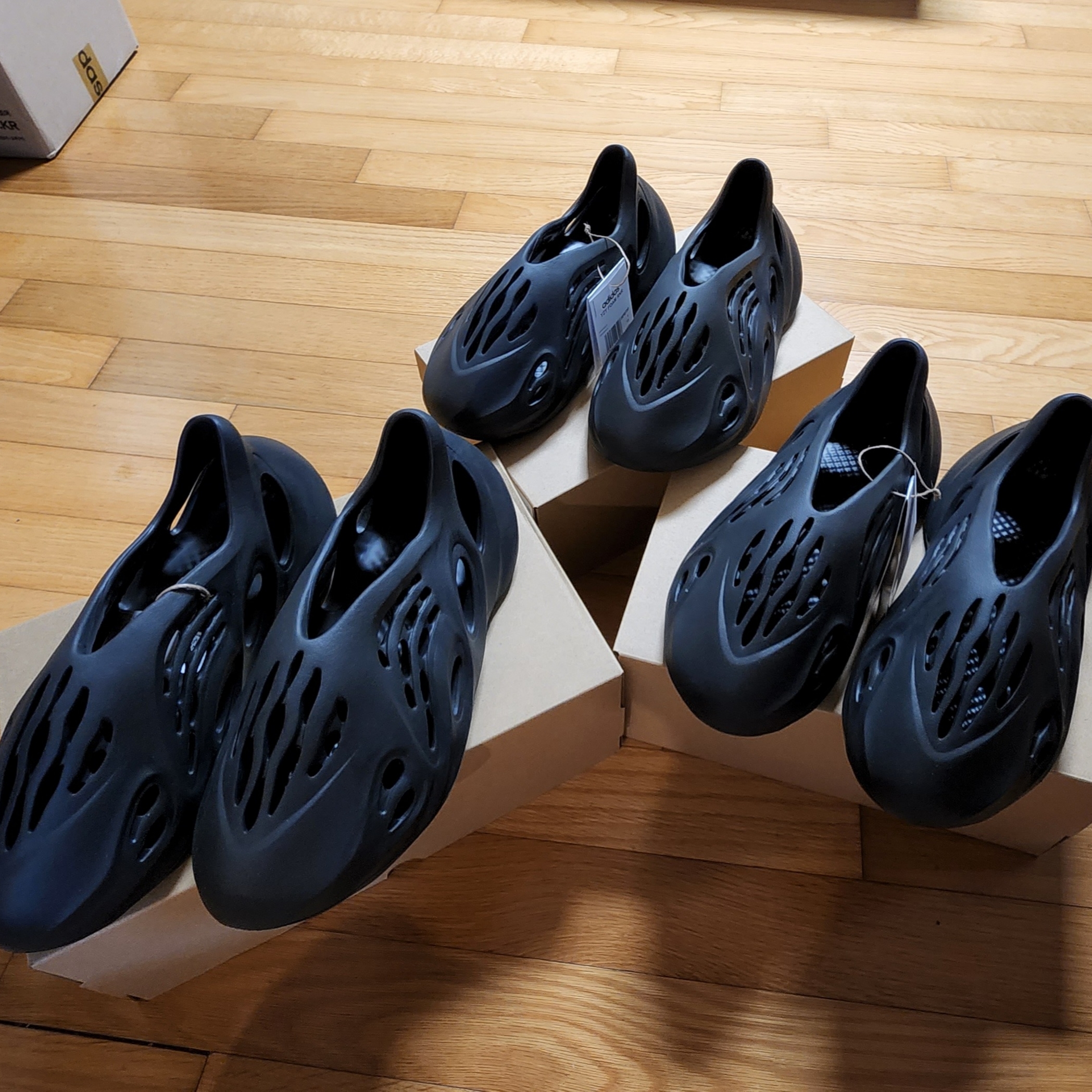 Adidas Yeezy Foam RNNR Onyx 착용 스타일 - 3