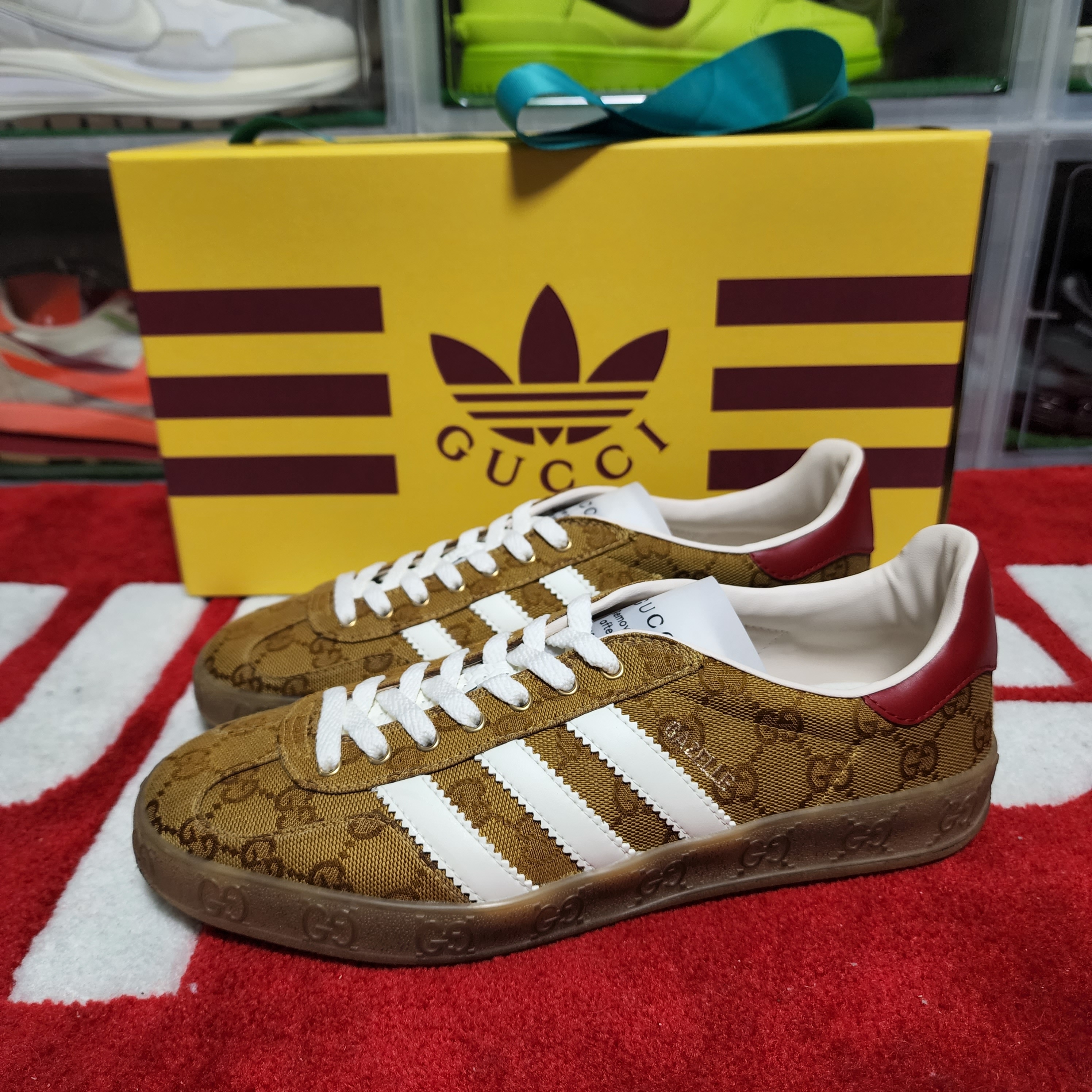 Gucci x Adidas Gazelle Sneakers Yellow White 착용 스타일 - 5