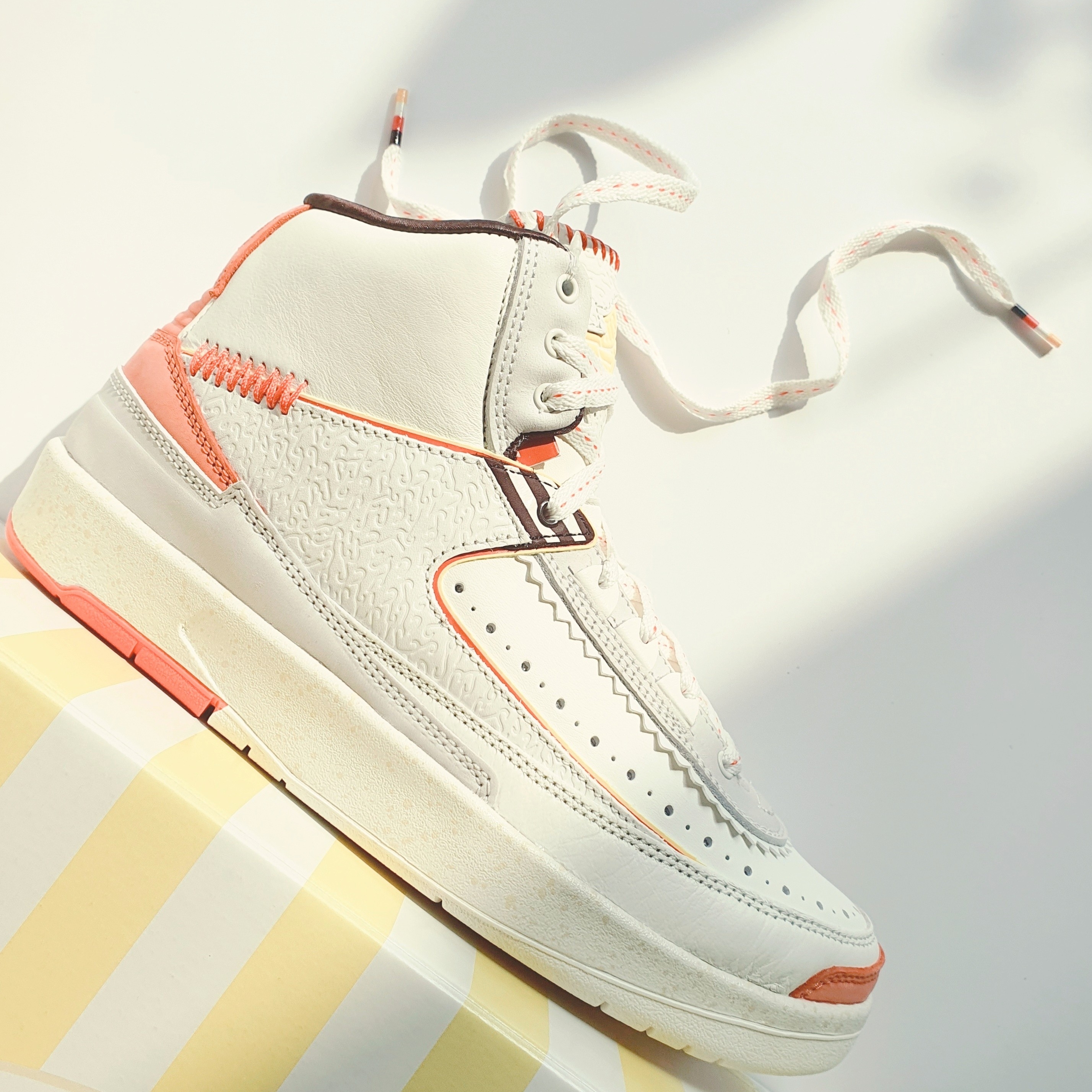 Jordan 2 x Maison Chateau Rouge Retro SP Orange and Sail 착용 스타일 - 2