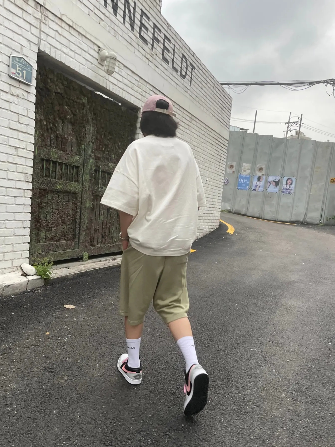 Jil Sander Logo T-Shirt Natural - 22SS, Jordan 1 Low Grey Fog Black Bleached Coral 착용 스타일 - 2