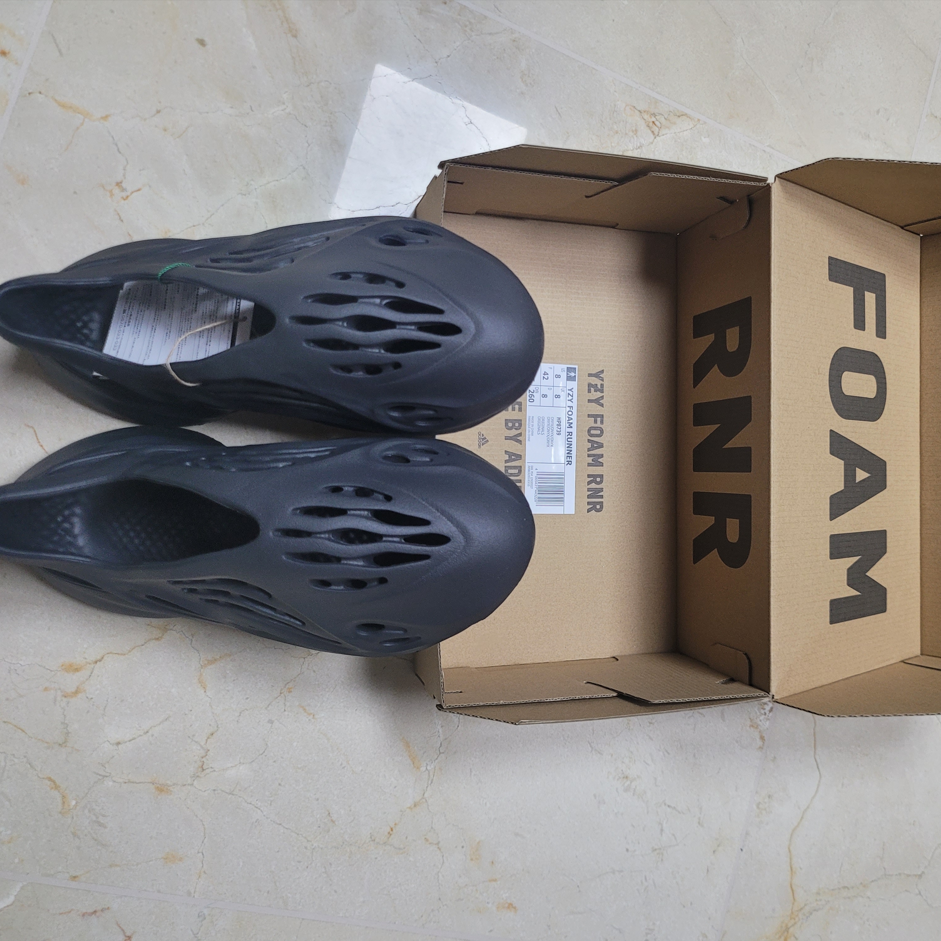 Adidas Yeezy Foam RNNR Onyx 착용 스타일 - 3
