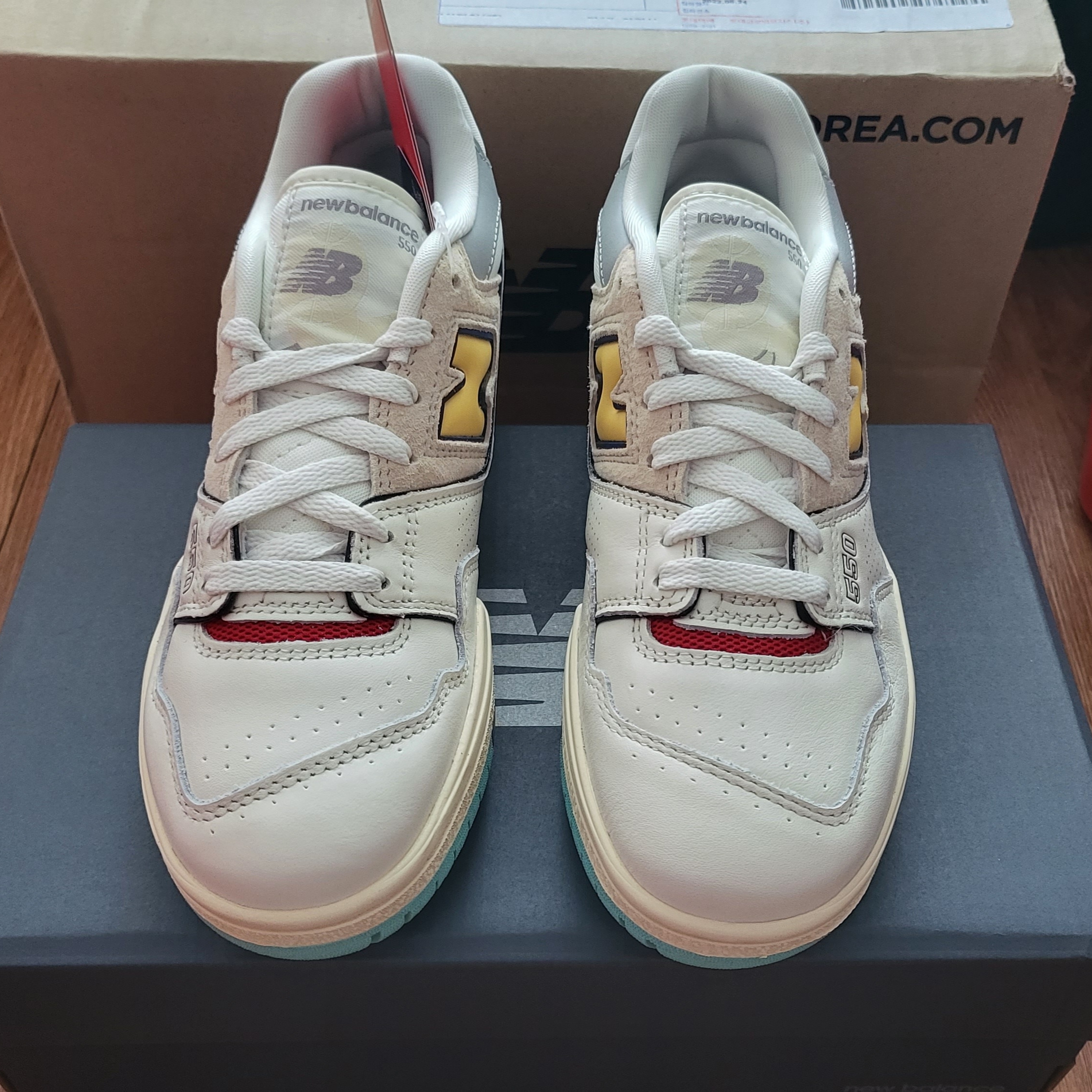 New Balance 550 Sea Salt Yellow - 2E Wide 착용 스타일 - 3