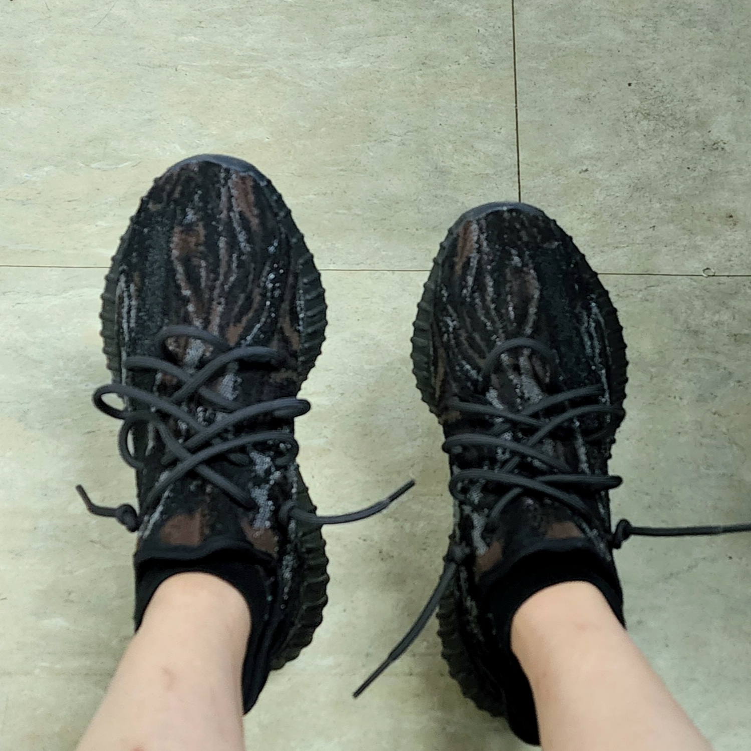 Adidas Yeezy Boost 350 V2 MX Rock 착용 스타일
