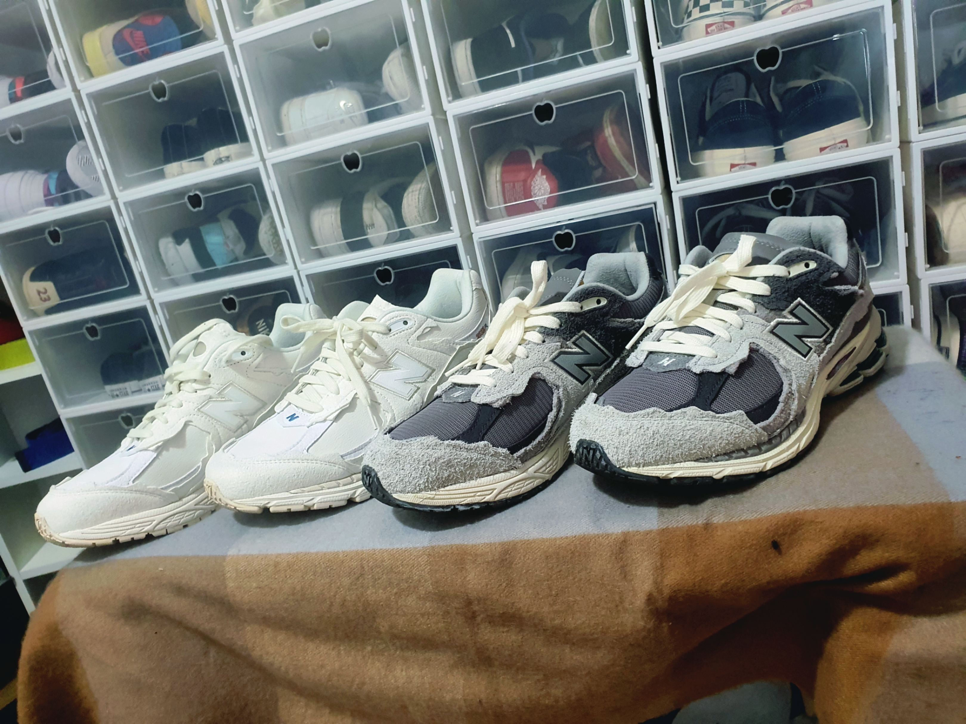 New Balance 2002R Protection Pack Rain Cloud, New Balance 2002R Protection Pack Sea Salt 착용 스타일 - 1