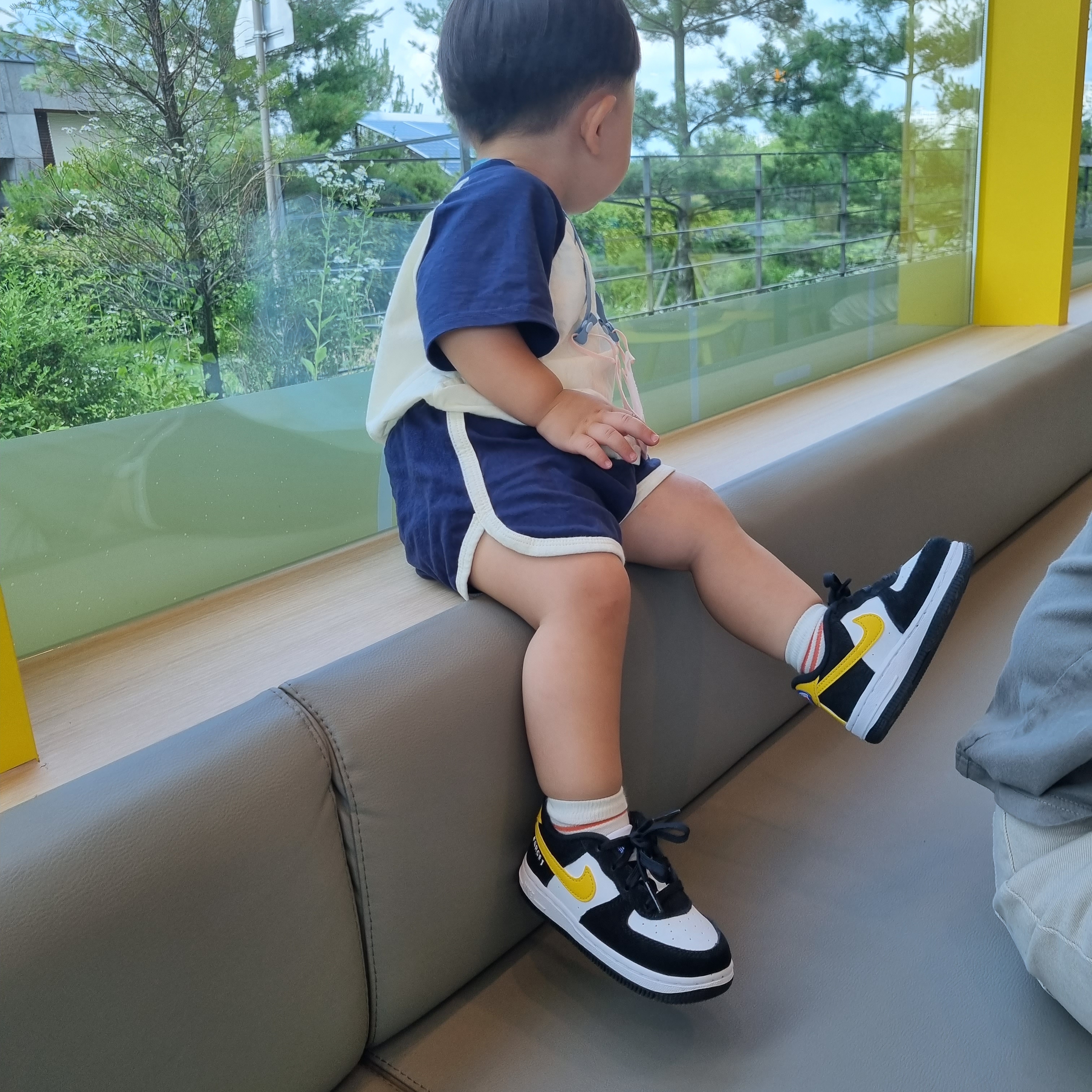 (TD) Nike Force 1 LV8 Athletic Club Black Dark Sulfur 착용 스타일