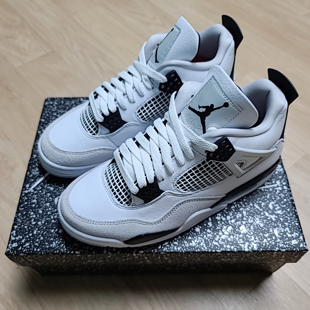 Jordan 4 Retro White and Black 착용 스타일