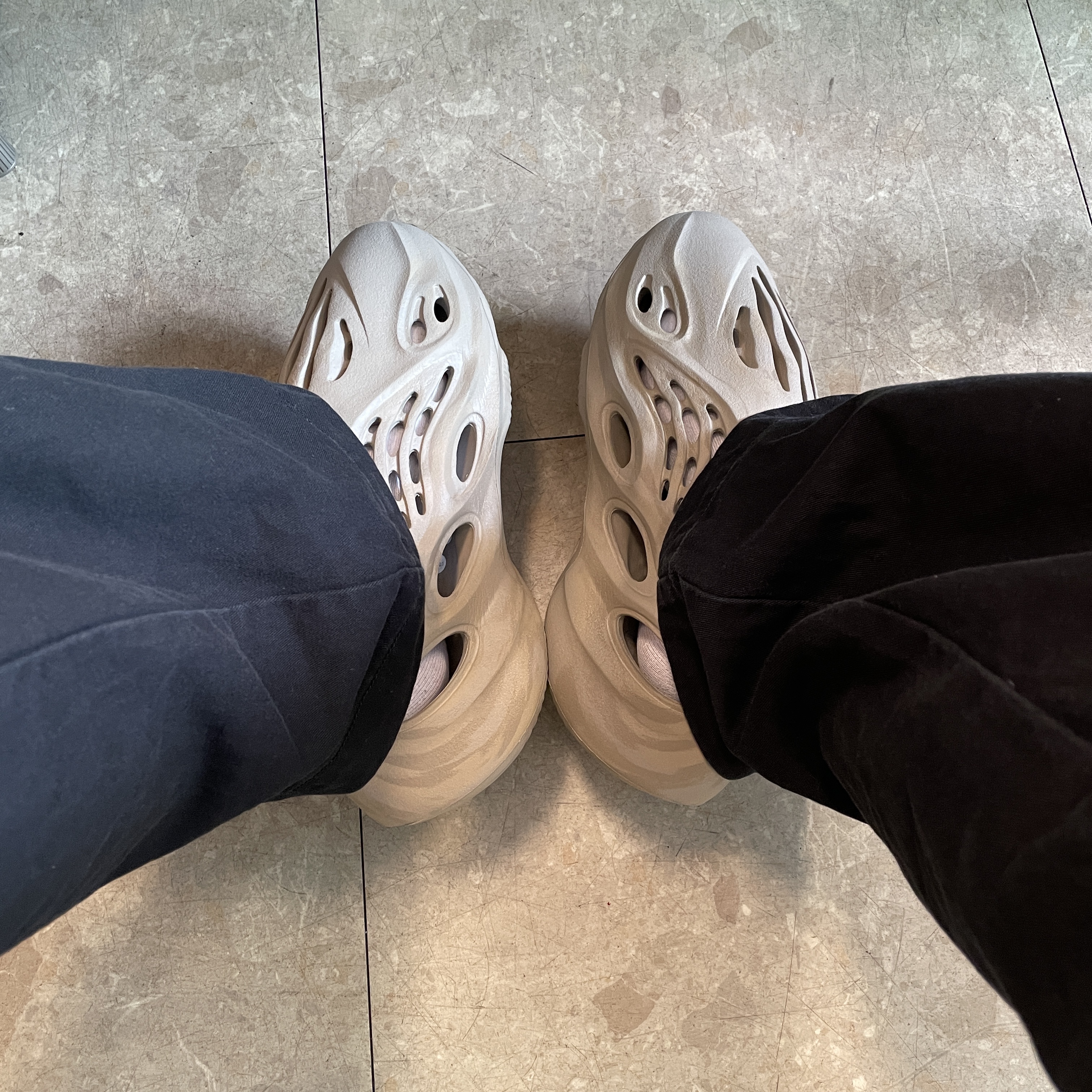 Adidas Yeezy Foam RNNR Stone Sage 착용 스타일