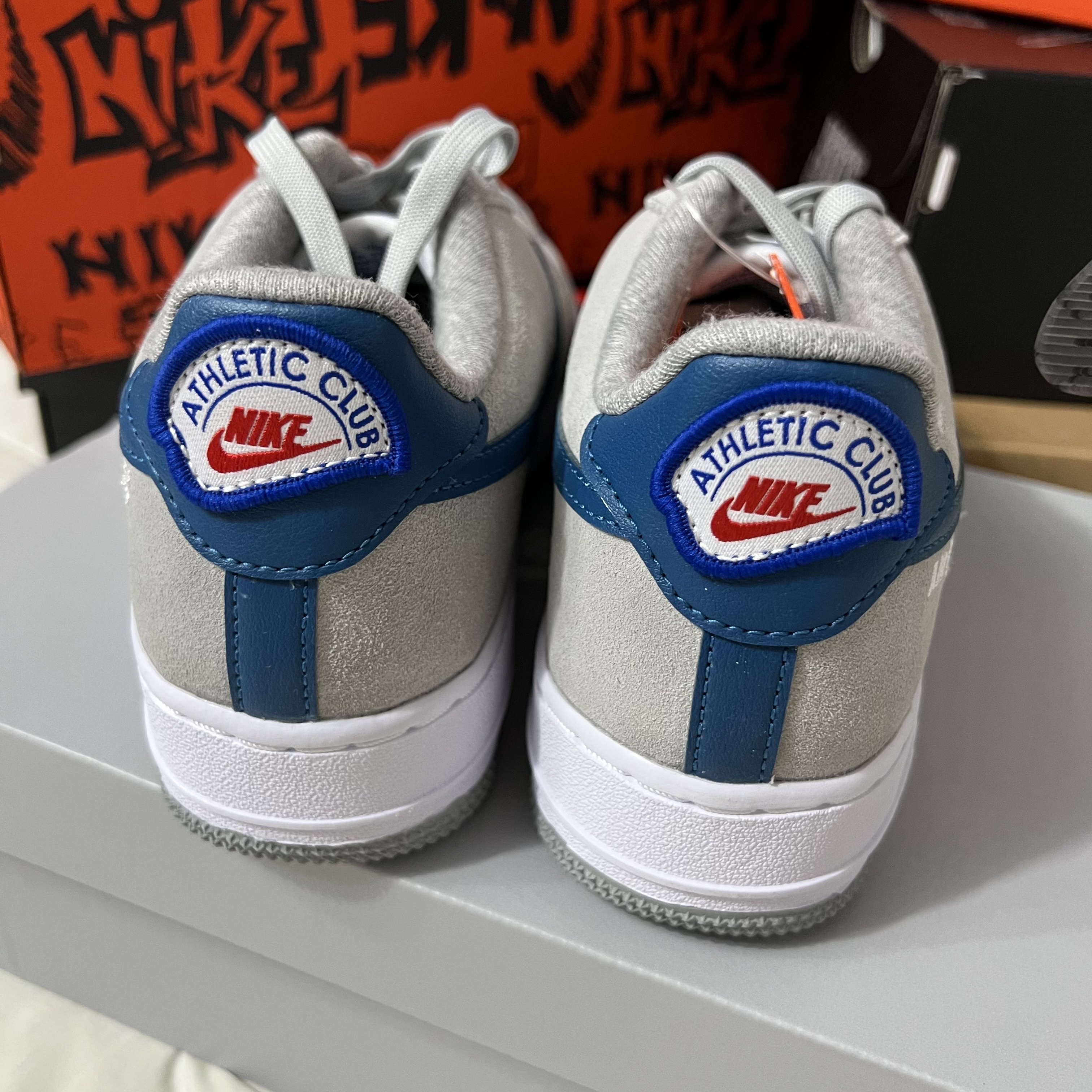(GS) Nike Air Force 1 LV8 Athletic Club Light Smoke Grey Marina 착용 스타일 - 3