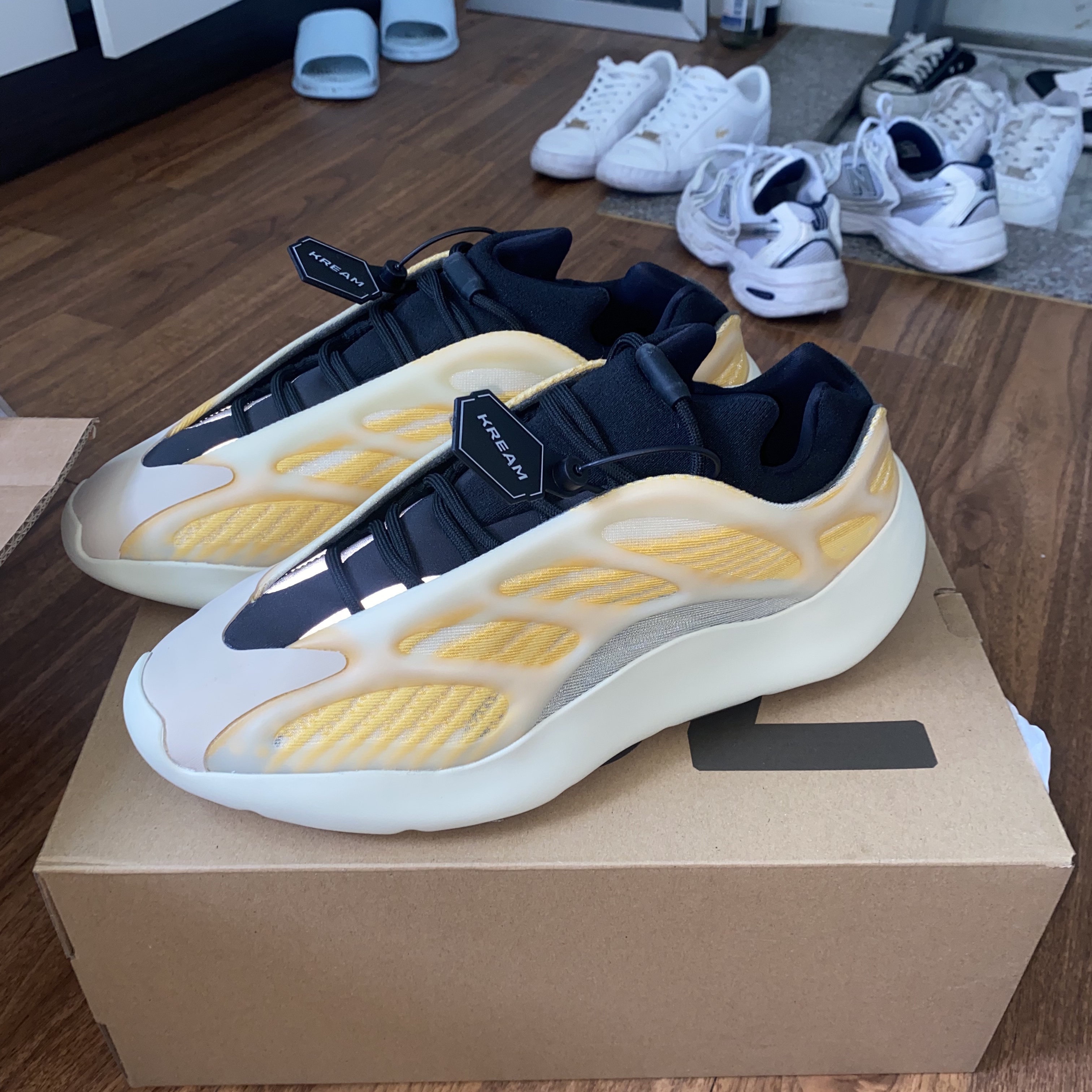 Adidas Yeezy 700 V3 Mono Safflower 착용 스타일 - 4