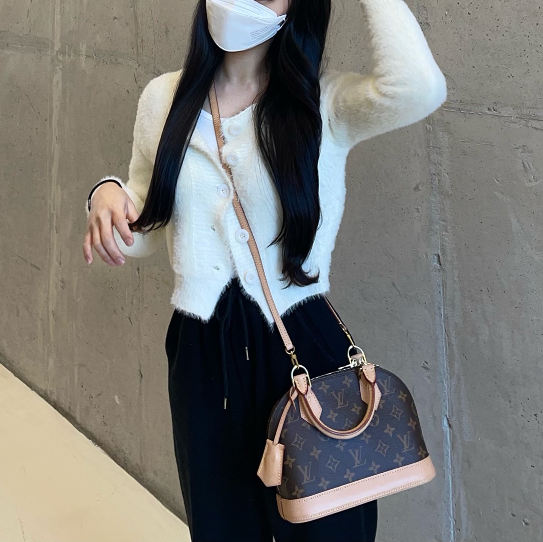 Louis Vuitton Alma BB Monogram 착용 스타일