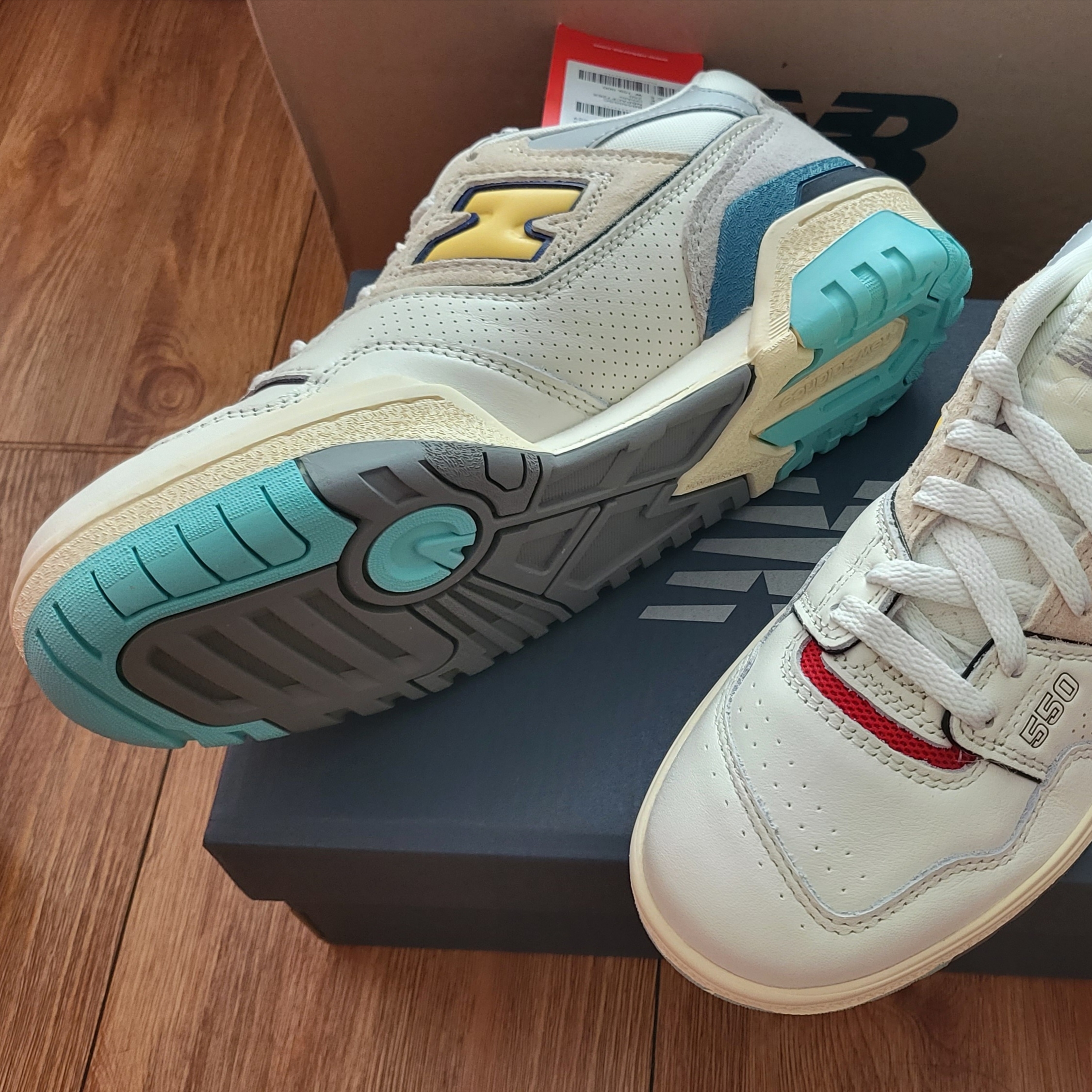 New Balance 550 Sea Salt Yellow - 2E Wide 착용 스타일 - 2