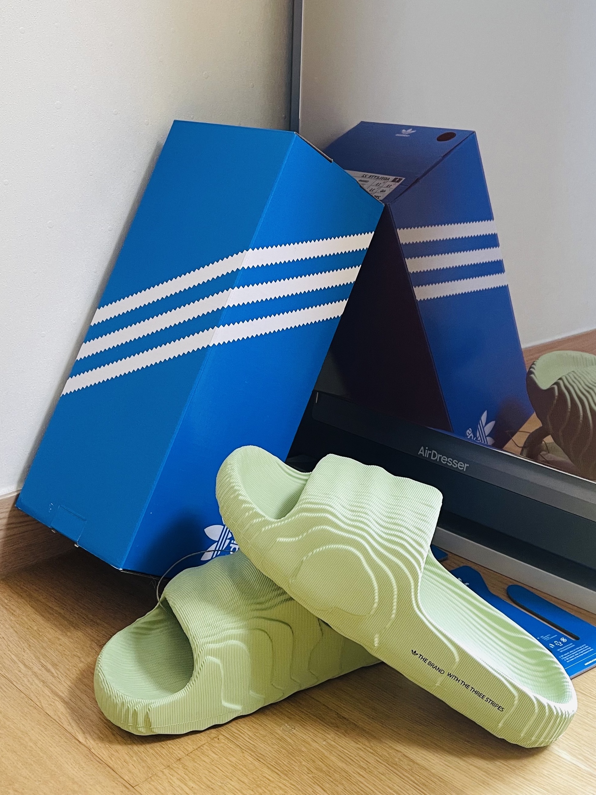 Adidas Adilette 22 Magic Lime, Adidas Adilette 22 Magic Lime Desert Sand 착용 스타일 - 1