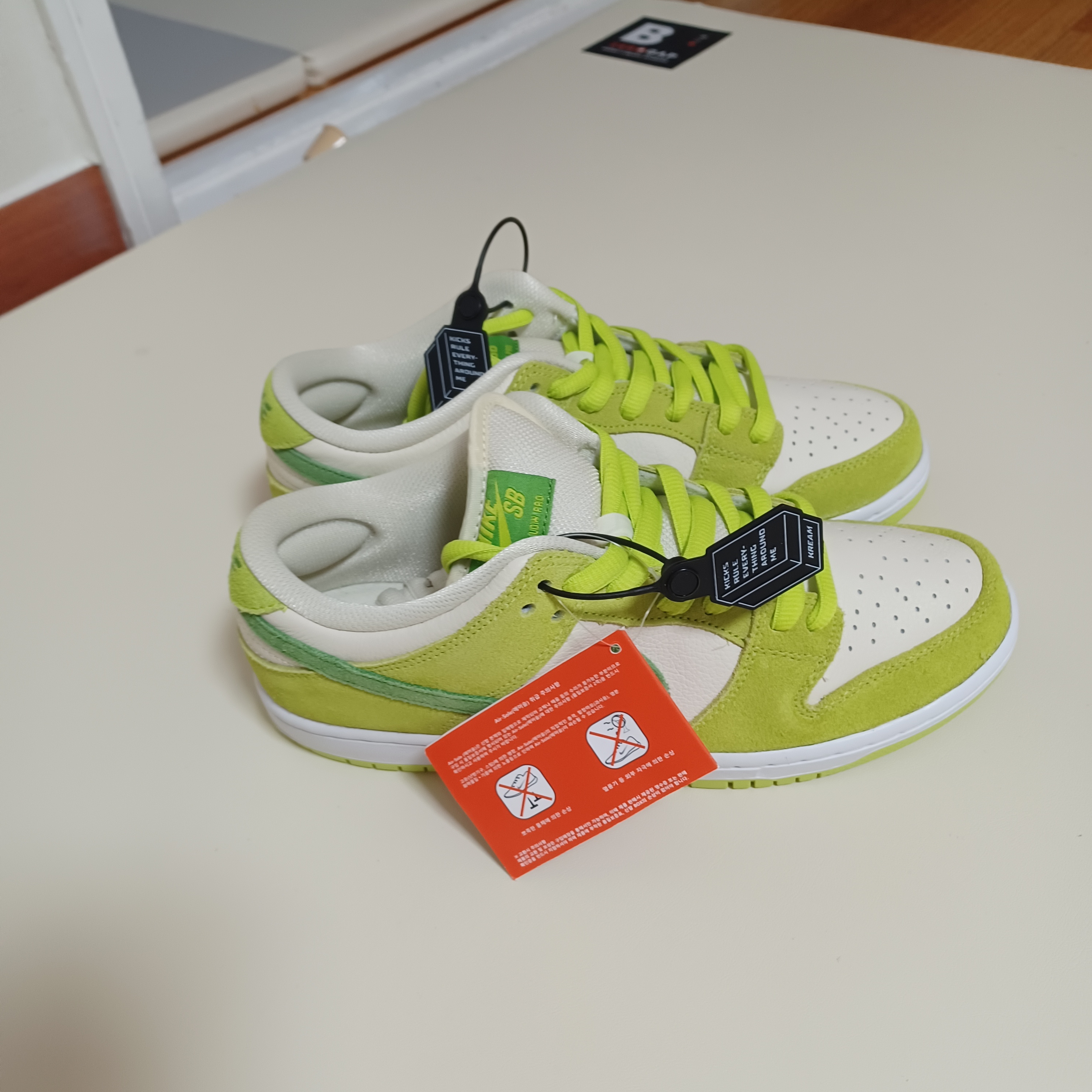 Nike SB Dunk Low Pro Sour Apple 착용 스타일 - 1