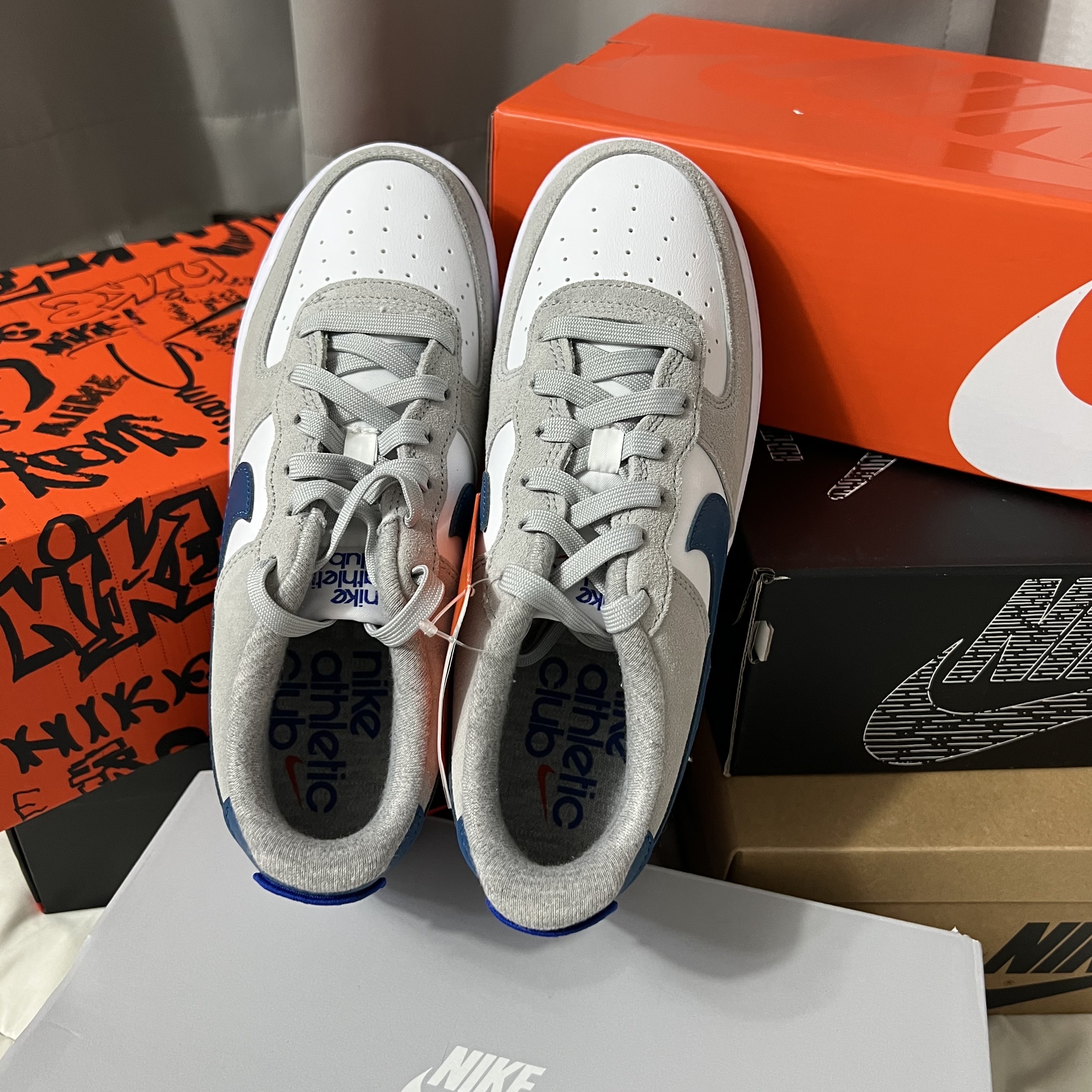 (GS) Nike Air Force 1 LV8 Athletic Club Light Smoke Grey Marina 착용 스타일 - 4