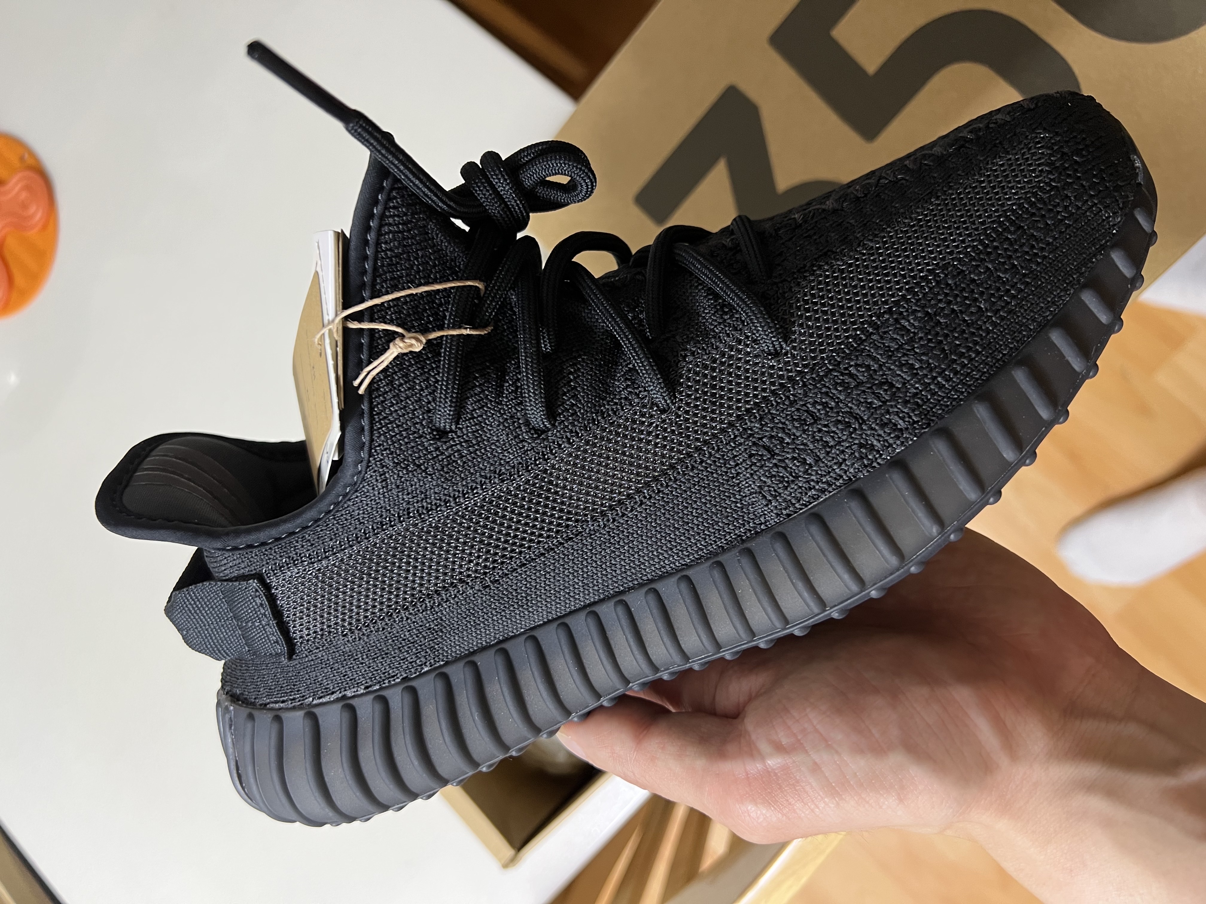 Adidas Yeezy Boost 350 V2 Onyx 착용 스타일 - 1