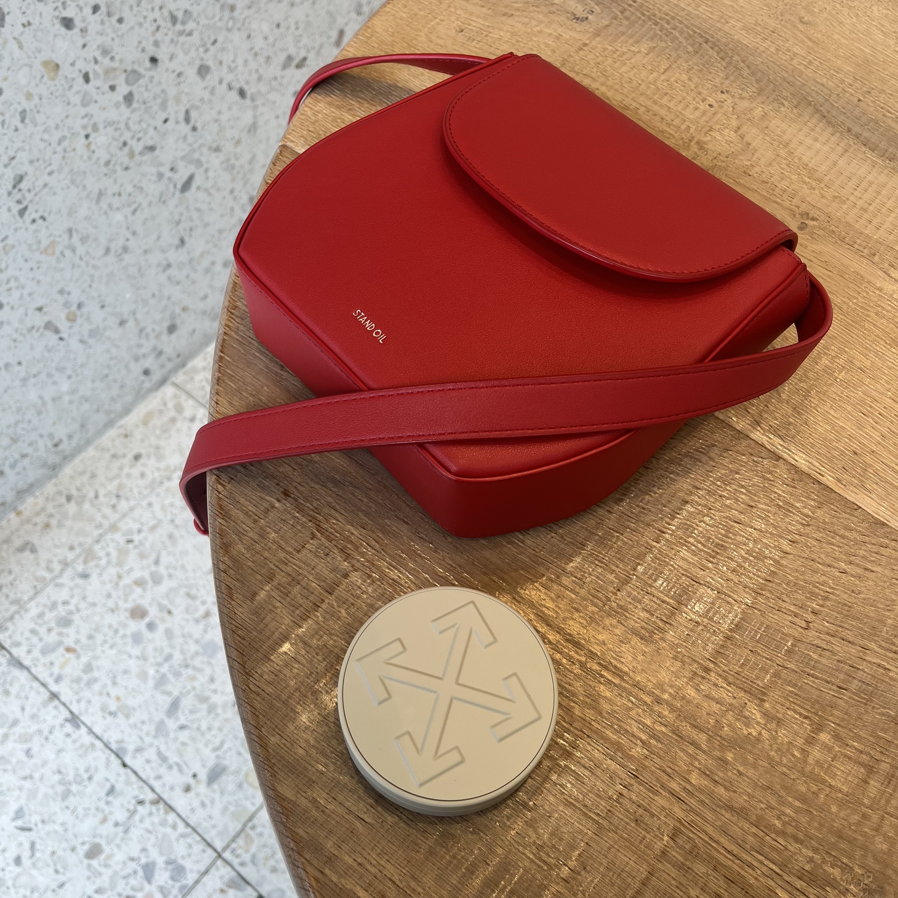 Off-White x Amore Pacific Protection Box (Without Cosmetics) 착용 스타일 - 1