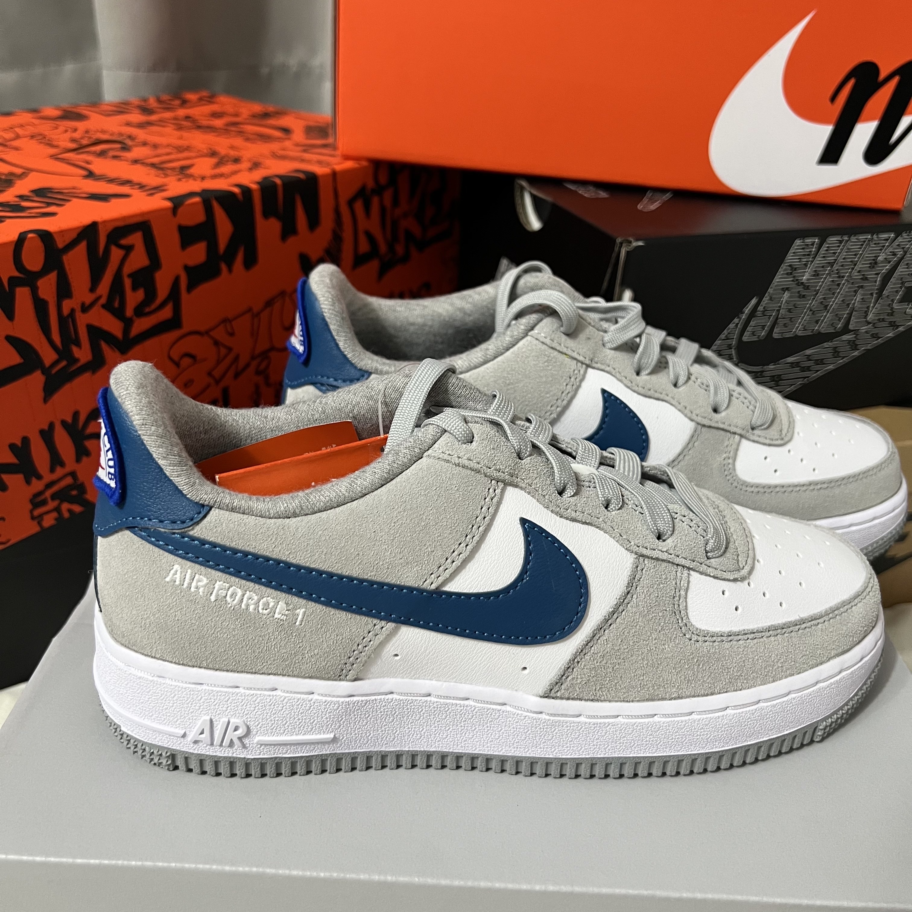 (GS) Nike Air Force 1 LV8 Athletic Club Light Smoke Grey Marina 착용 스타일 - 1