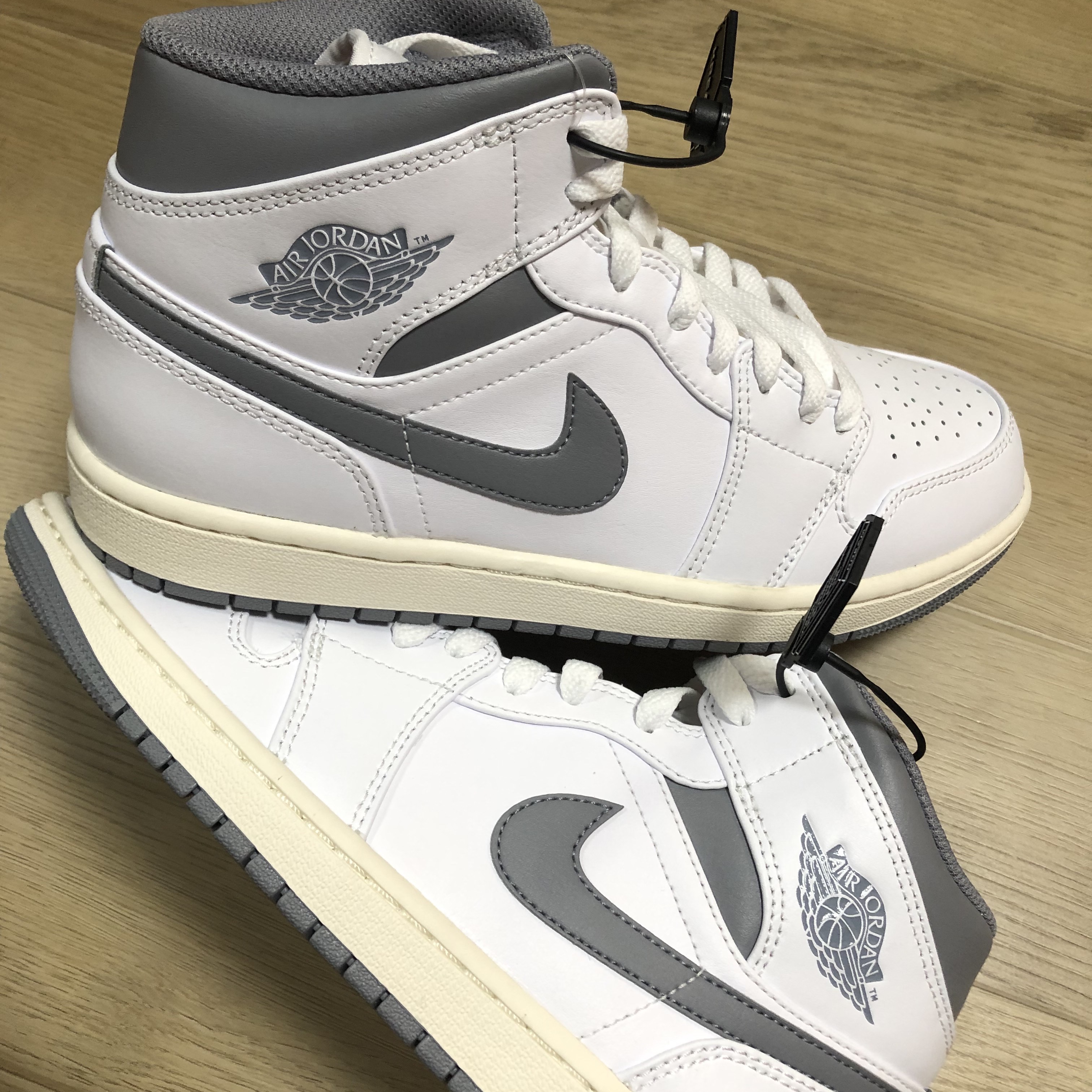 Jordan 1 Mid White Stealth 착용 스타일 - 2