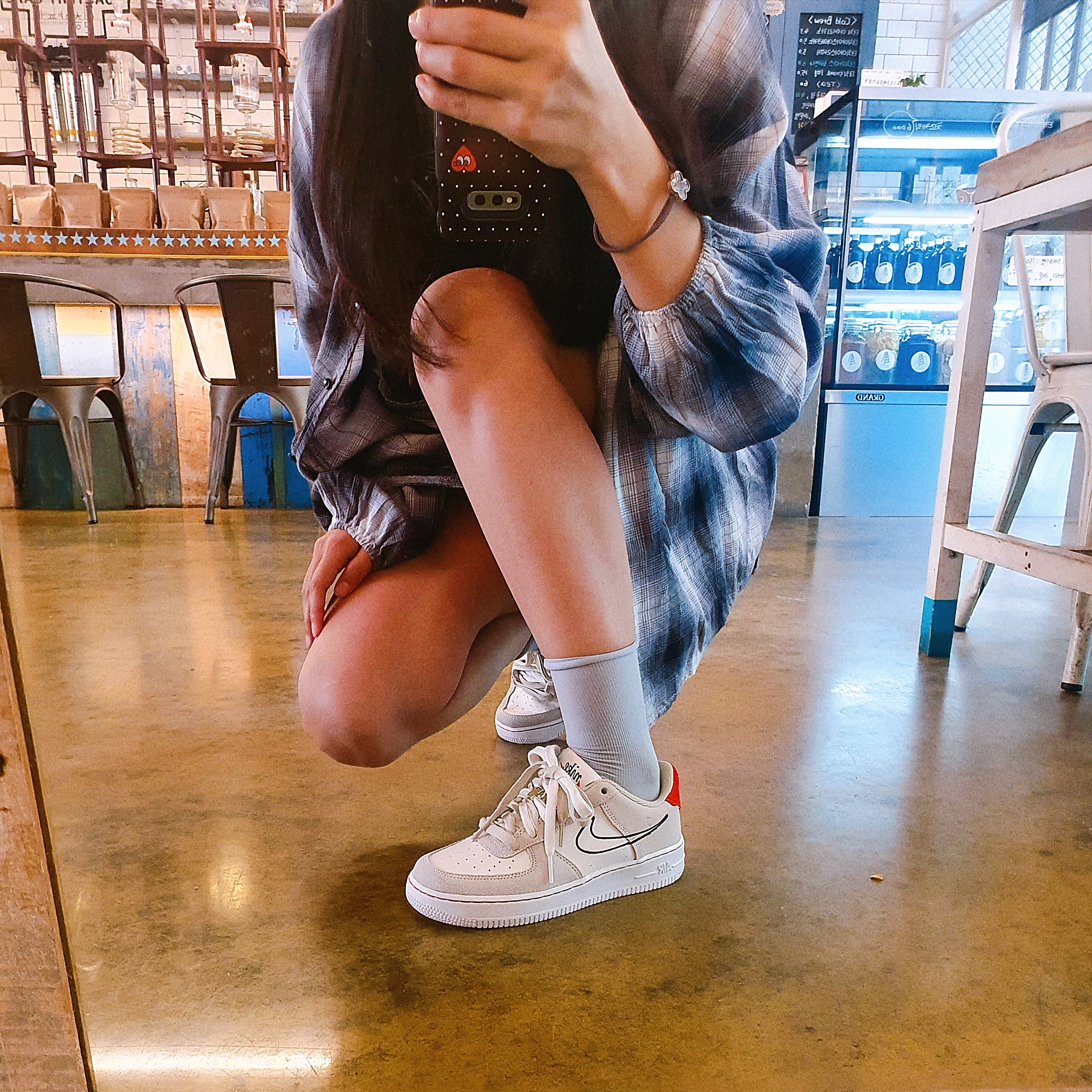 (GS) Nike Air Force 1 LV8 S50 Light Stone 착용 스타일 - 1