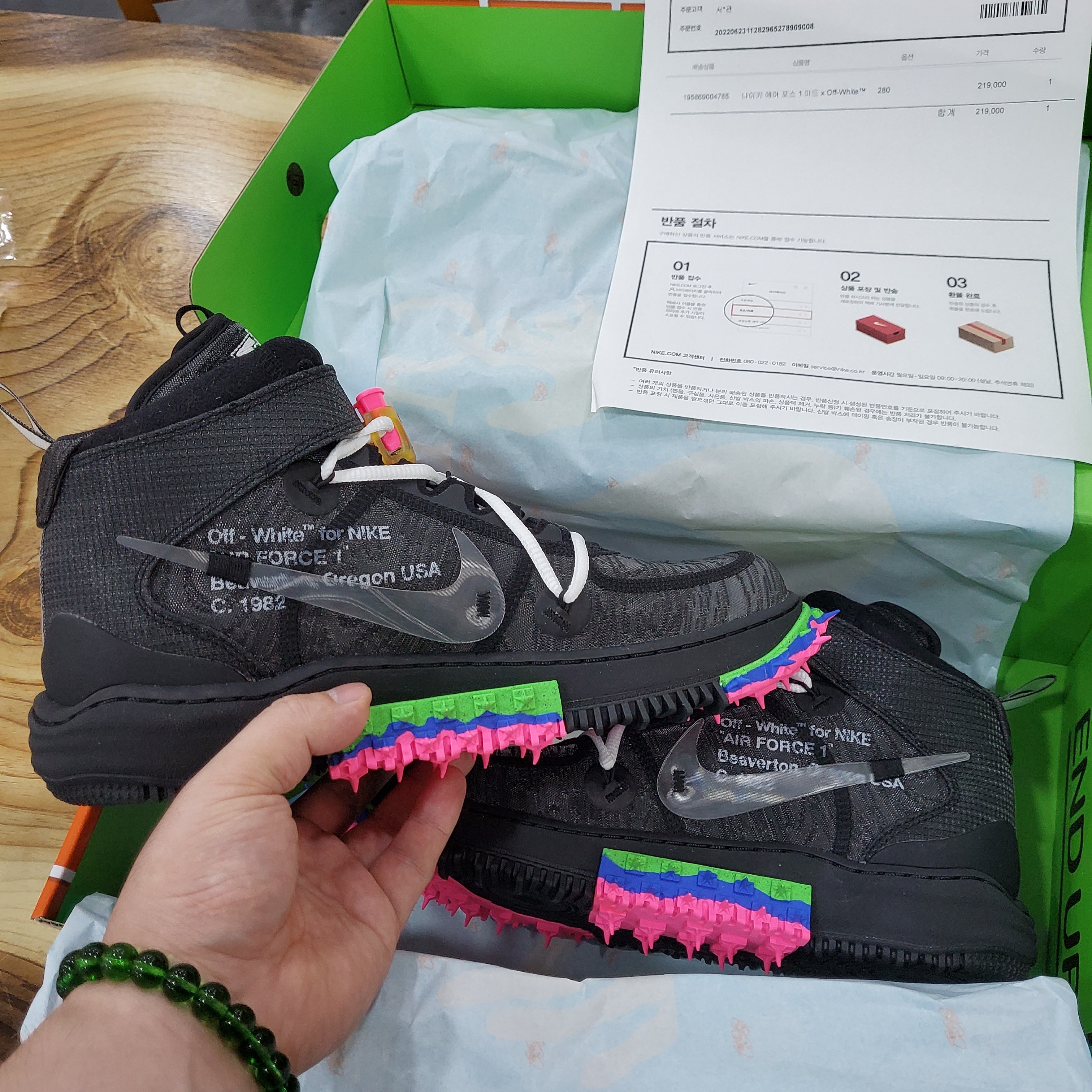 Nike x Off-White Air Force 1 Mid SP Black 착용 스타일 - 1