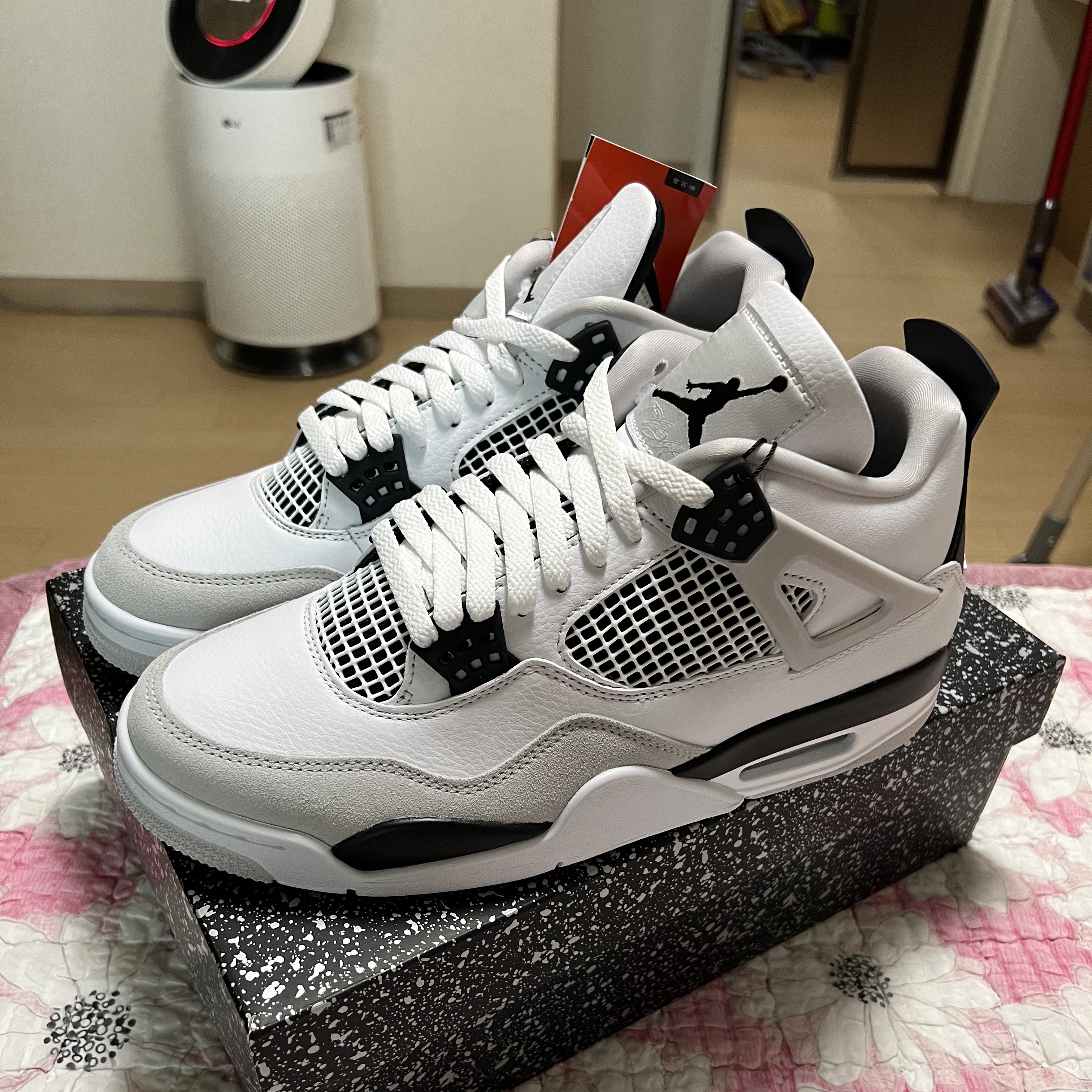 Jordan 4 Retro White and Black 착용 스타일