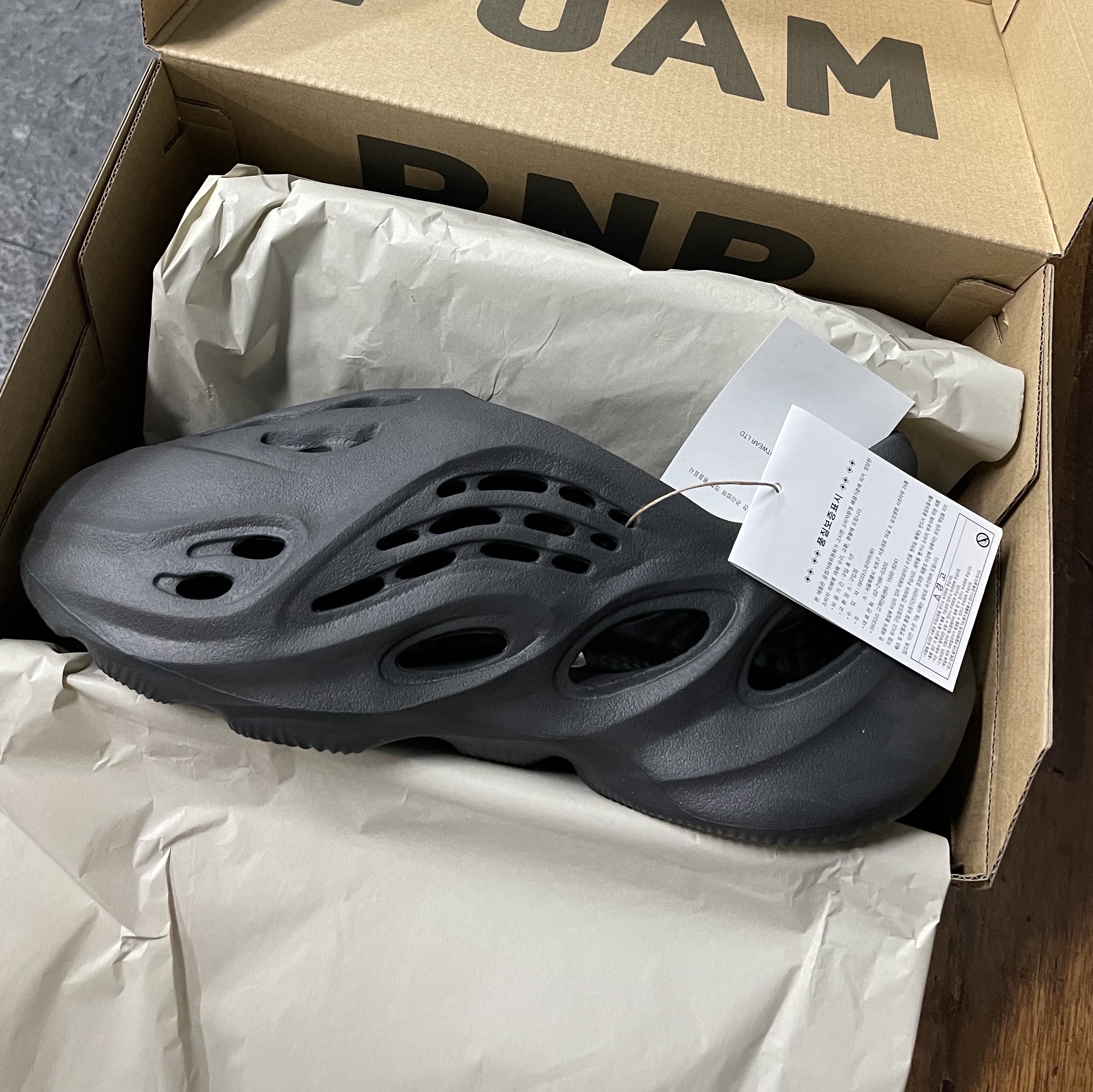 Adidas Yeezy Foam RNNR Onyx 착용 스타일 - 2