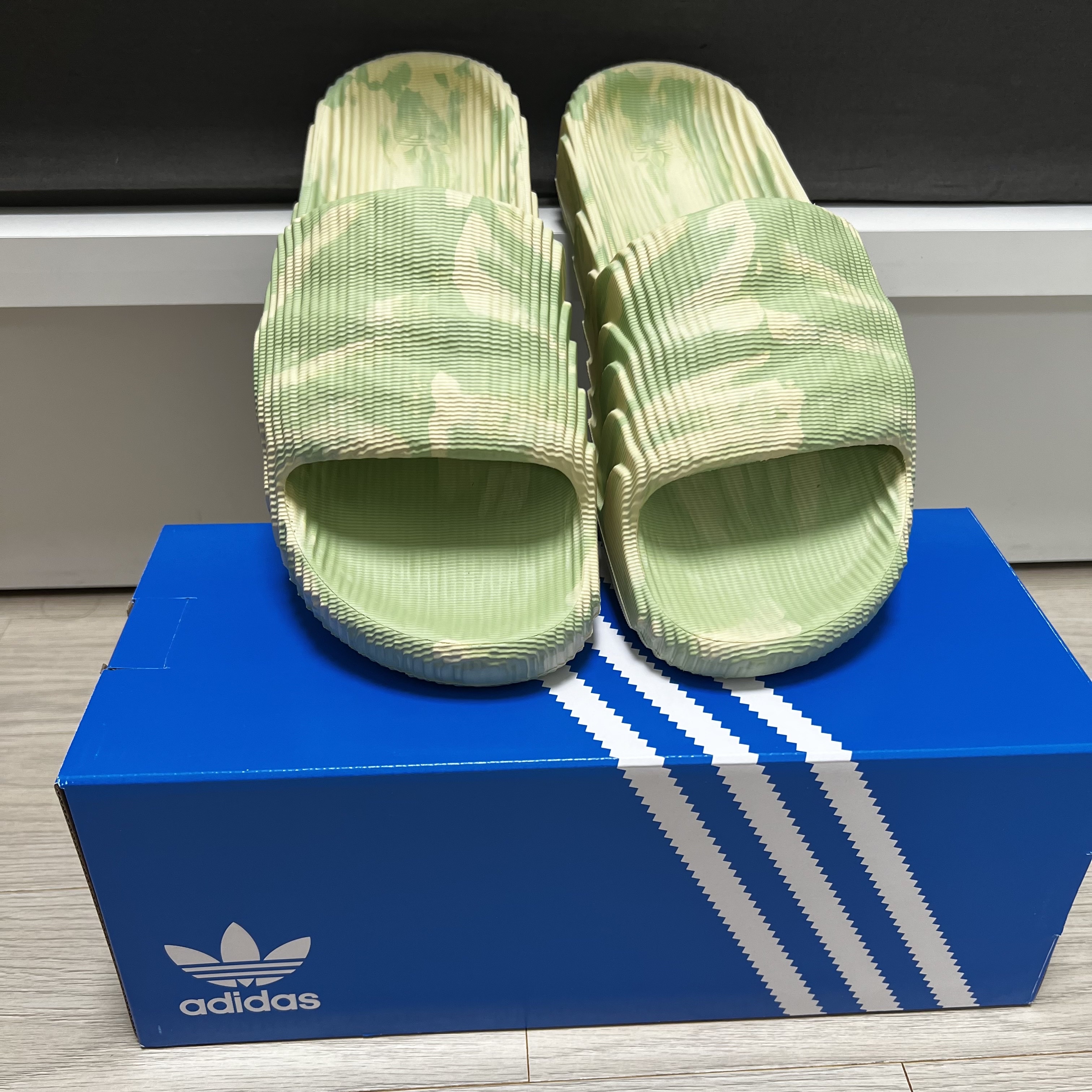 Adidas Adilette 22 Magic Lime Desert Sand 착용 스타일 - 1