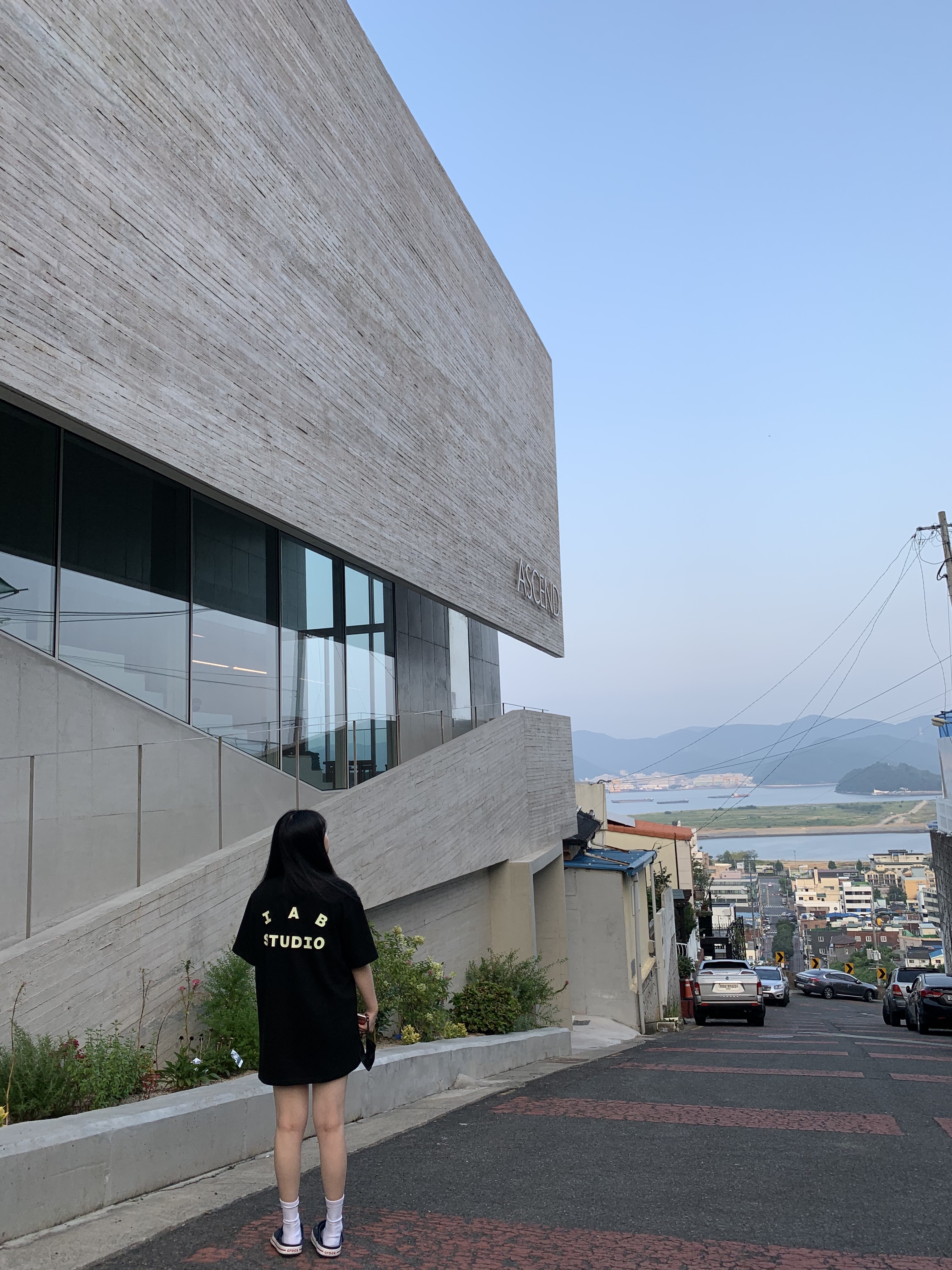 IAB Studio Black Glow T-Shirt 착용 스타일 - 1