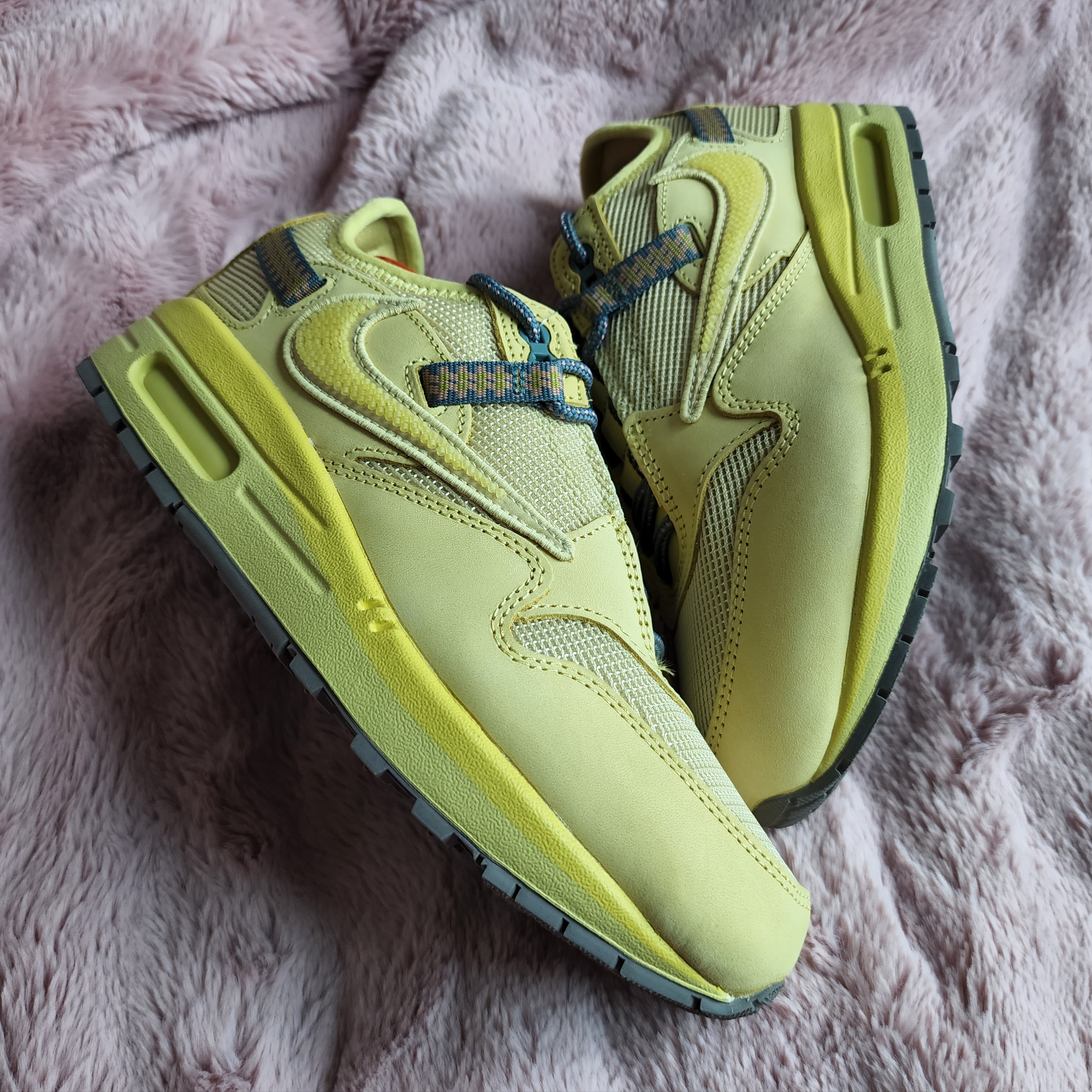Nike x Travis Scott Air Max 1 Cact.us Gold 착용 스타일 - 2