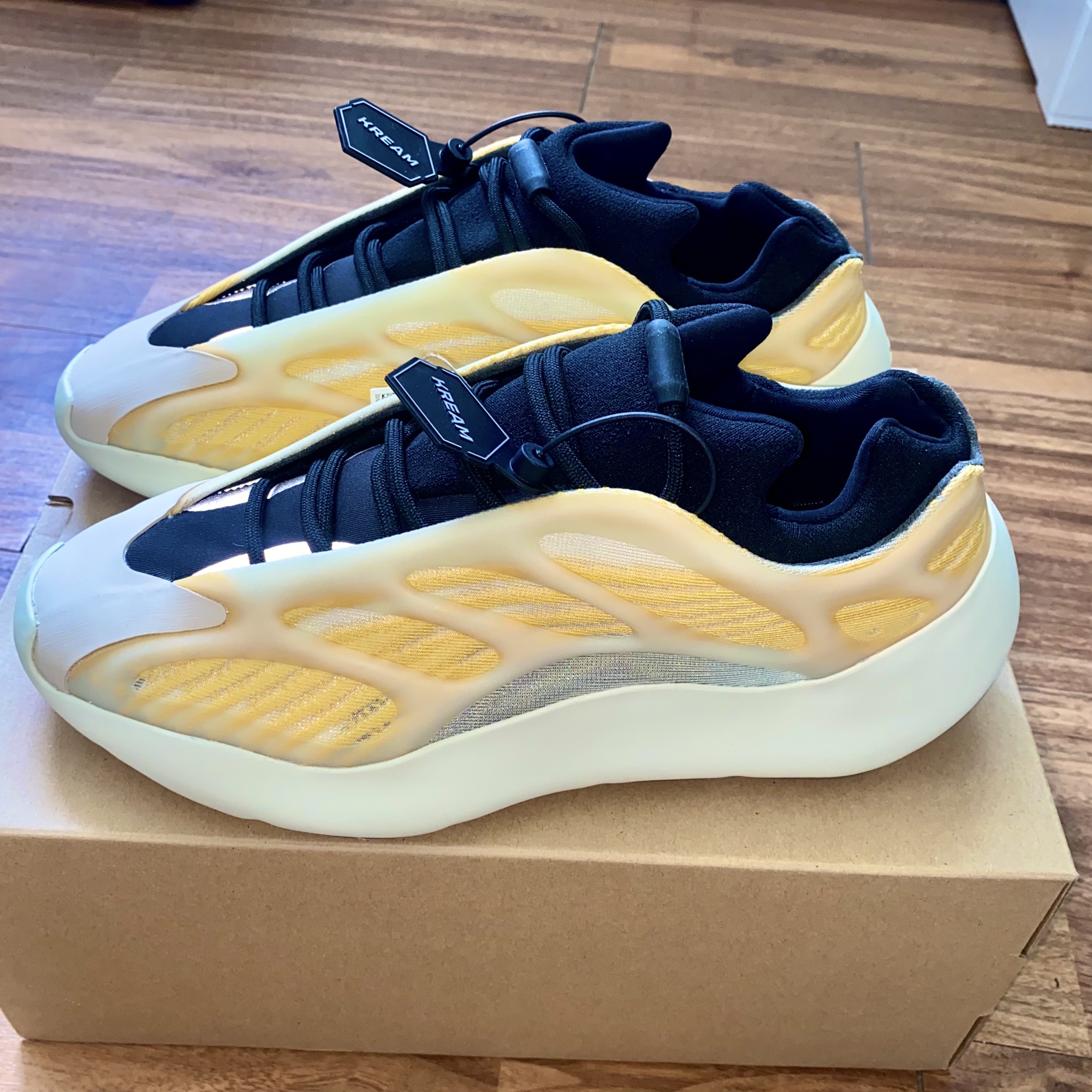 Adidas Yeezy 700 V3 Mono Safflower 착용 스타일 - 2