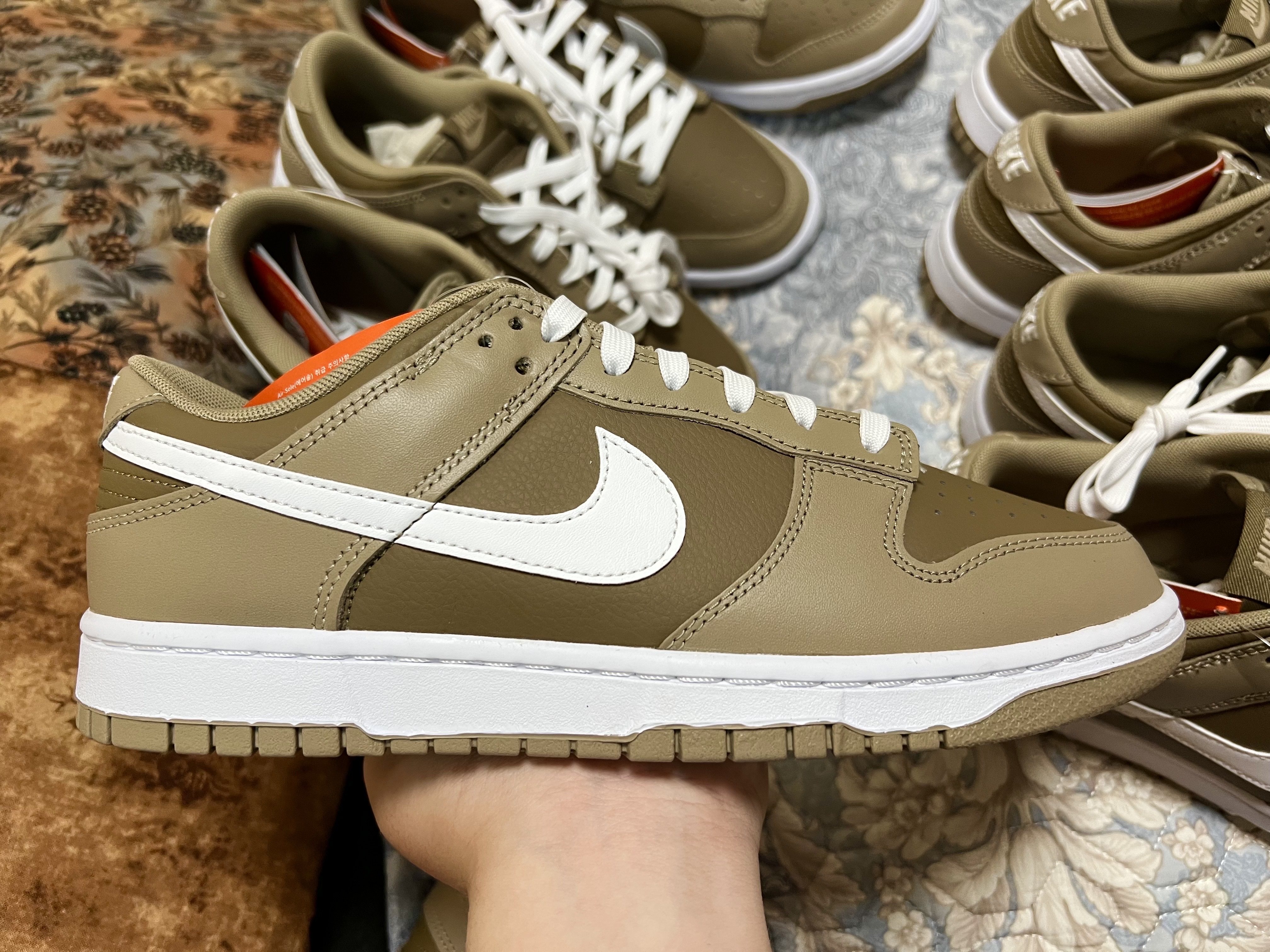 Nike Dunk Low Retro Khaki Hazel Rush 착용 스타일 - 2