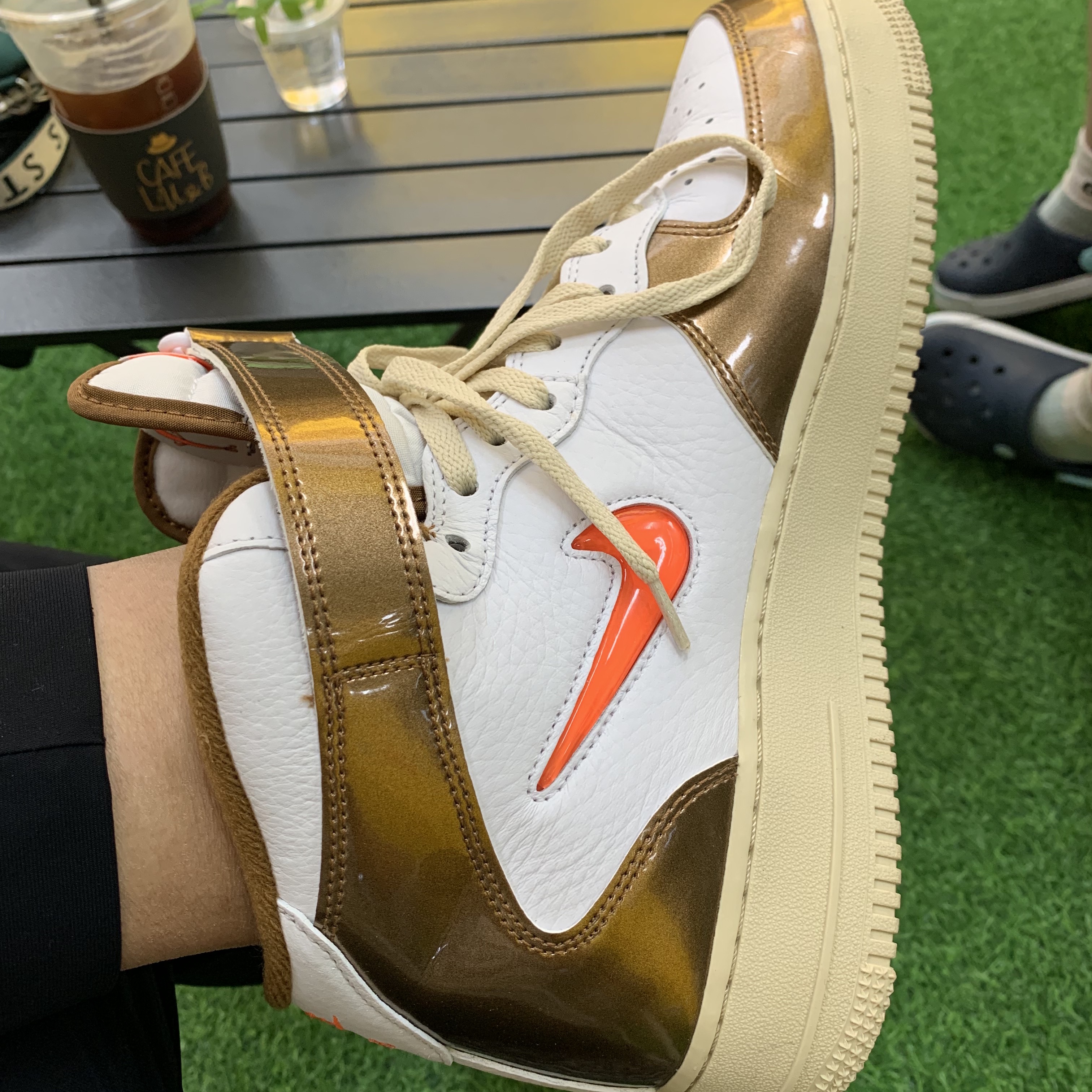 Nike Air Force 1 Mid QS Ale Brown 착용 스타일 - 1