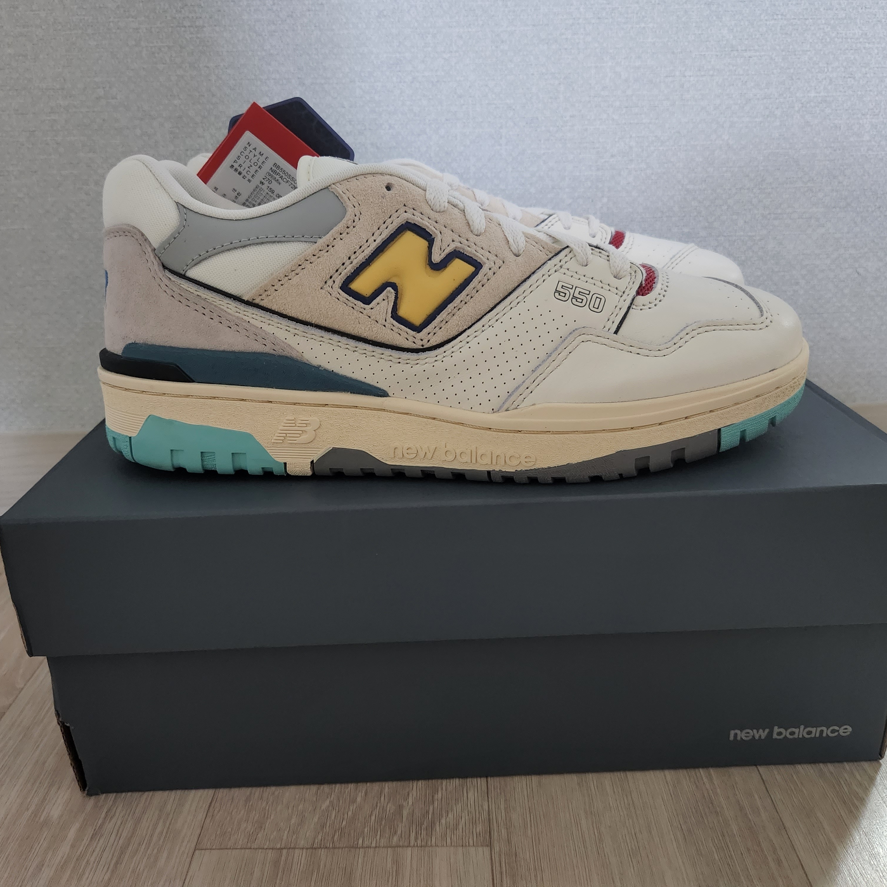 New Balance 550 Sea Salt Yellow - 2E Wide 착용 스타일