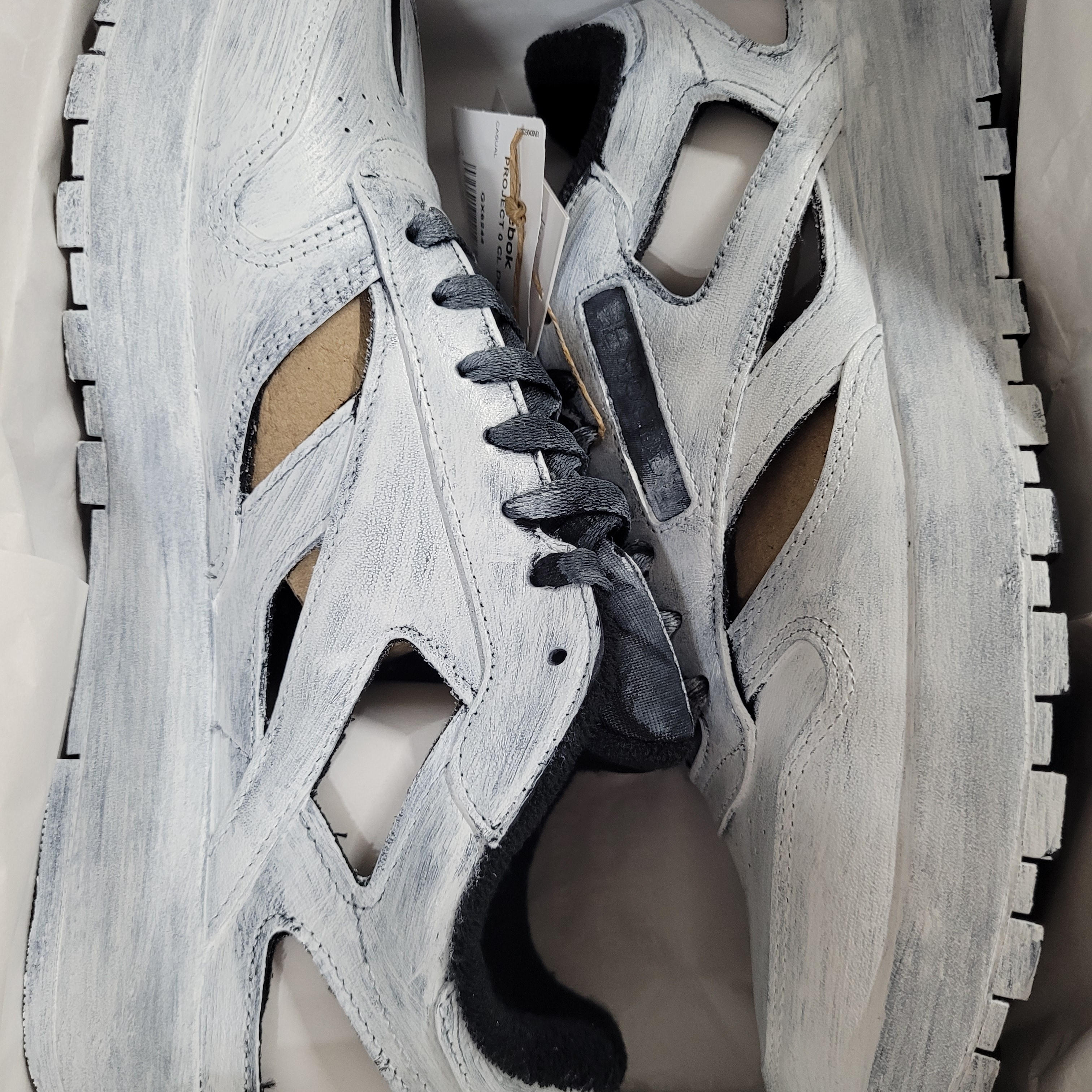 Reebok x Maison Margiela Classic Leather Decortique Tabi Shoes Bianchetto 착용 스타일 - 2
