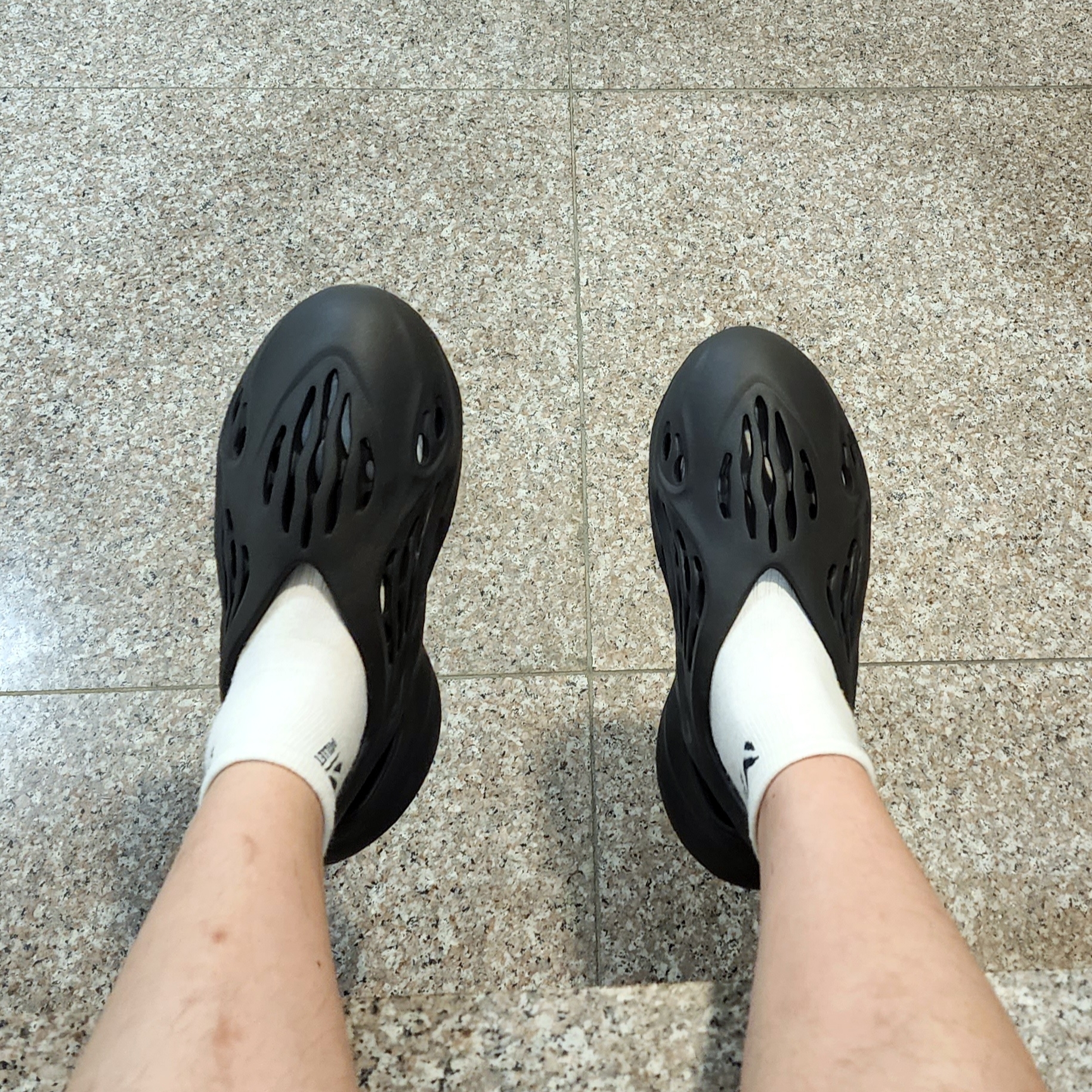 Adidas Yeezy Foam RNNR Onyx 착용 스타일 - 4