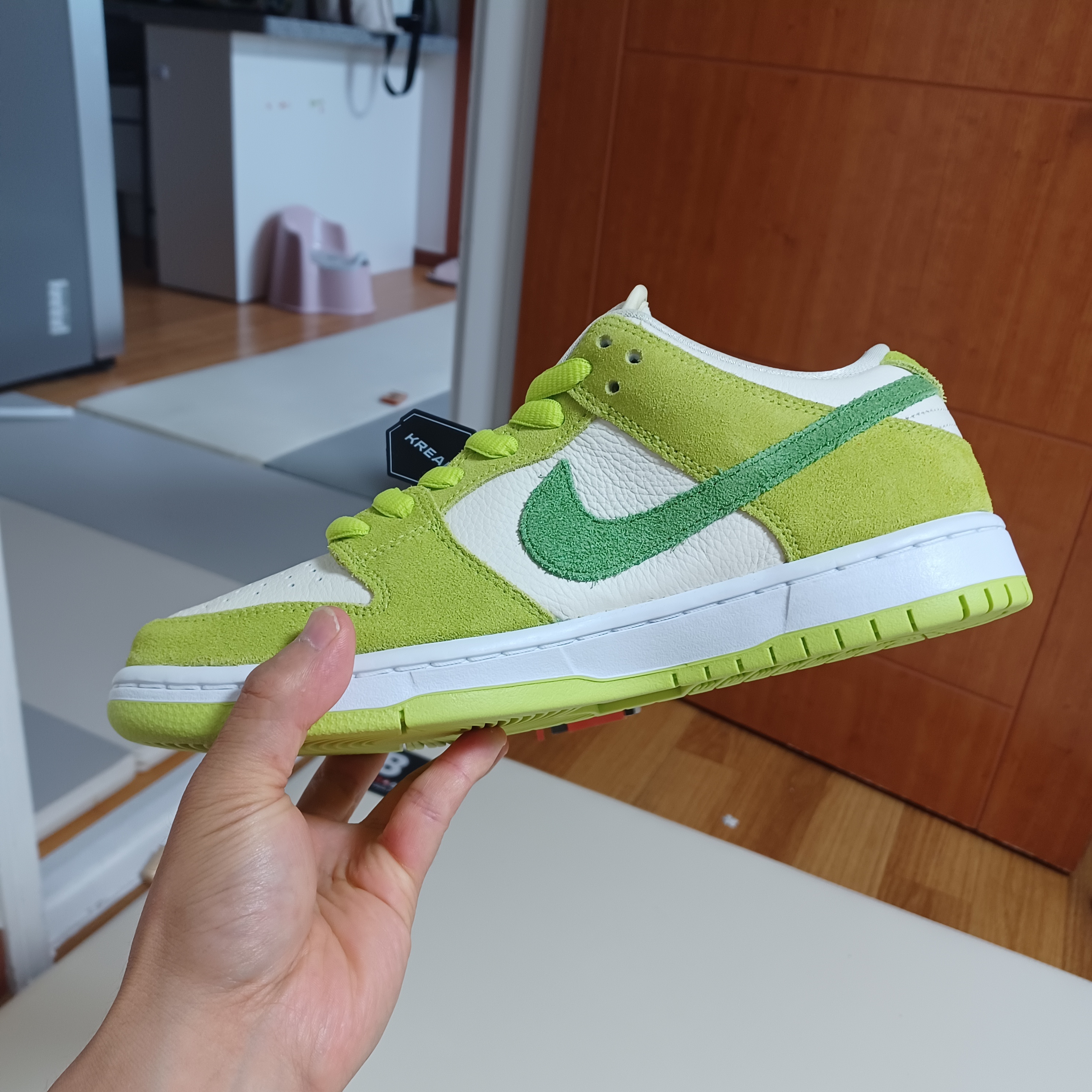 Nike SB Dunk Low Pro Sour Apple 착용 스타일 - 4