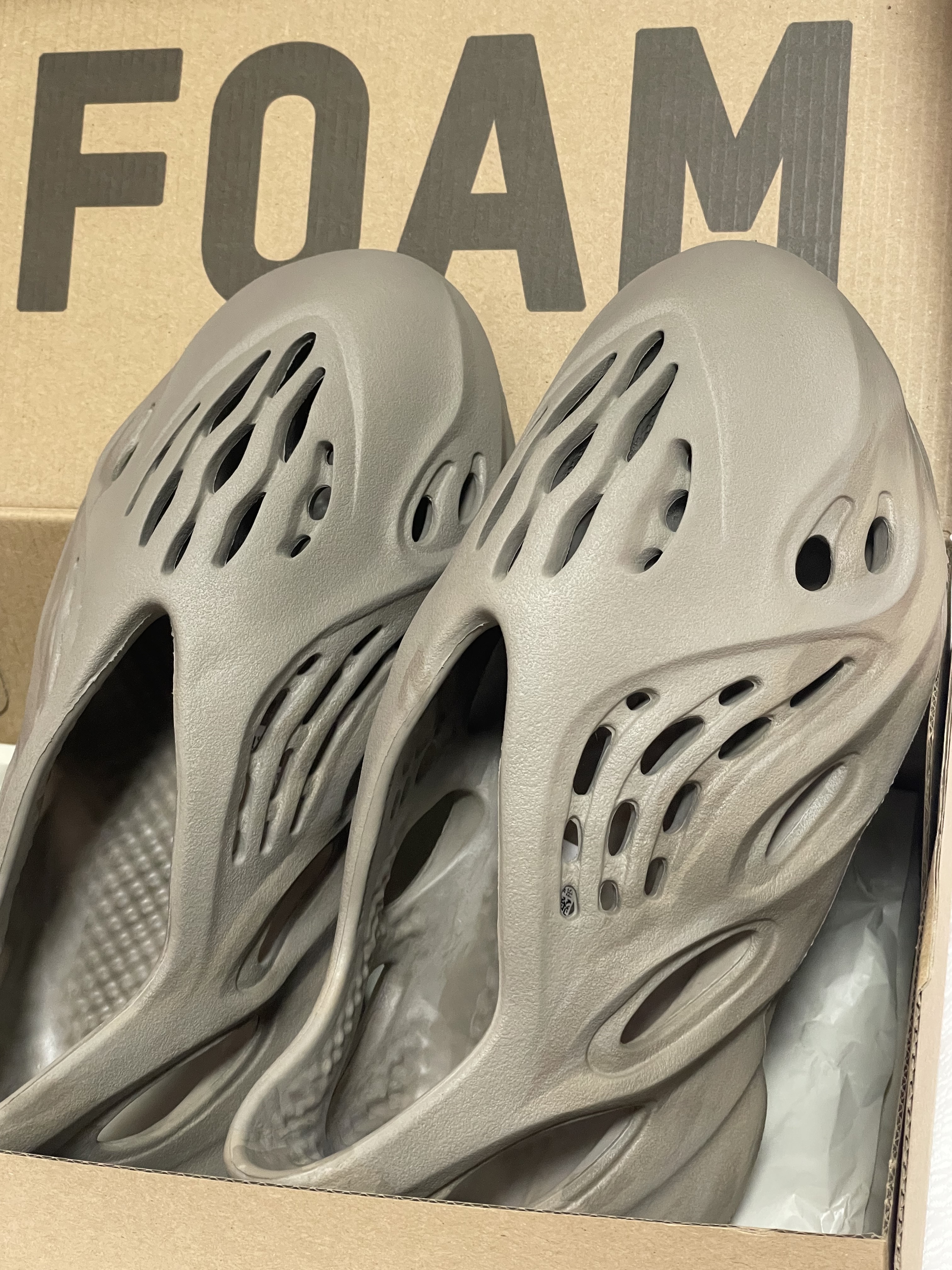 Adidas Yeezy Foam RNNR Stone Sage 착용 스타일 - 1