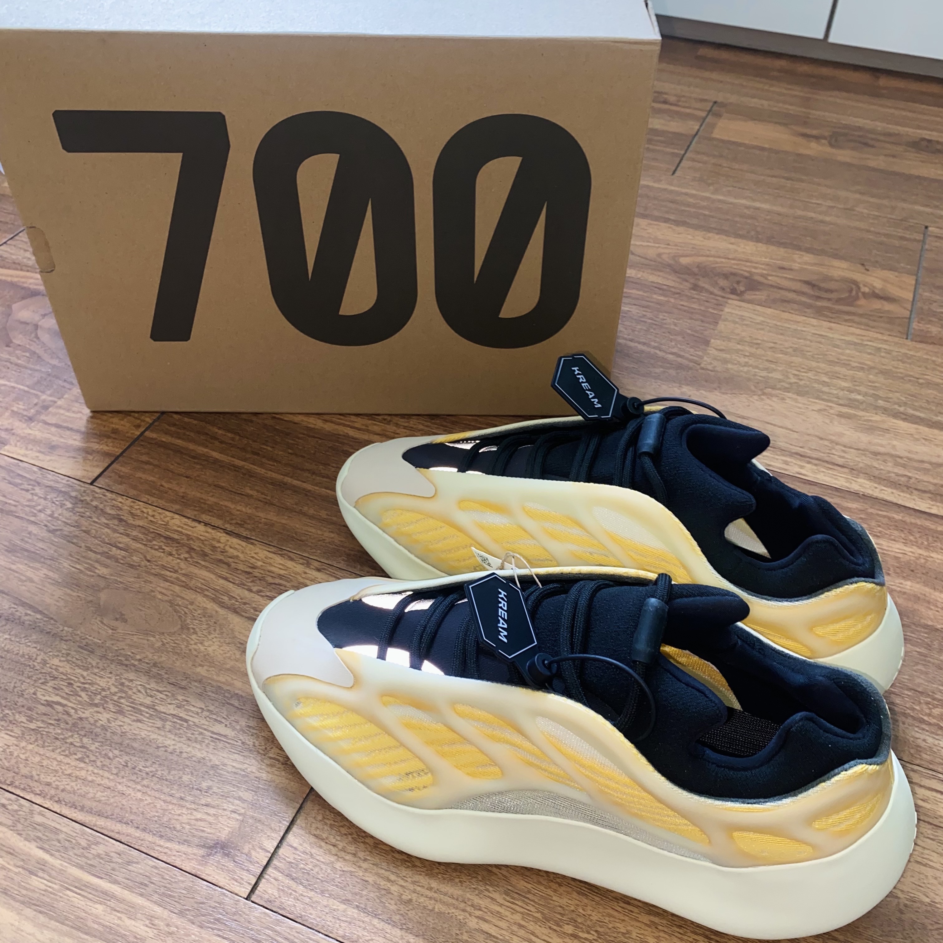 Adidas Yeezy 700 V3 Mono Safflower 착용 스타일 - 1