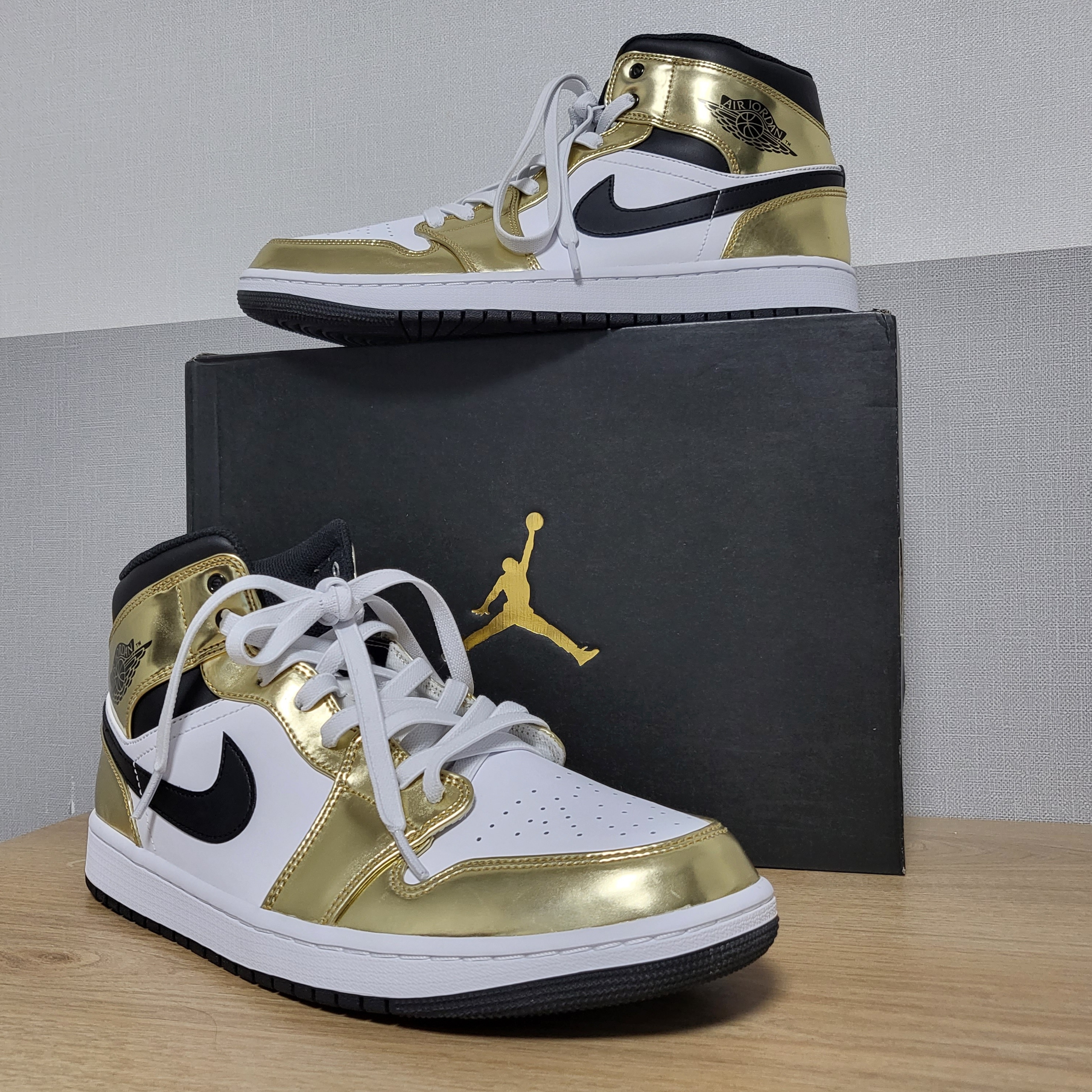 Jordan 1 Mid SE Metallic Gold 착용 스타일