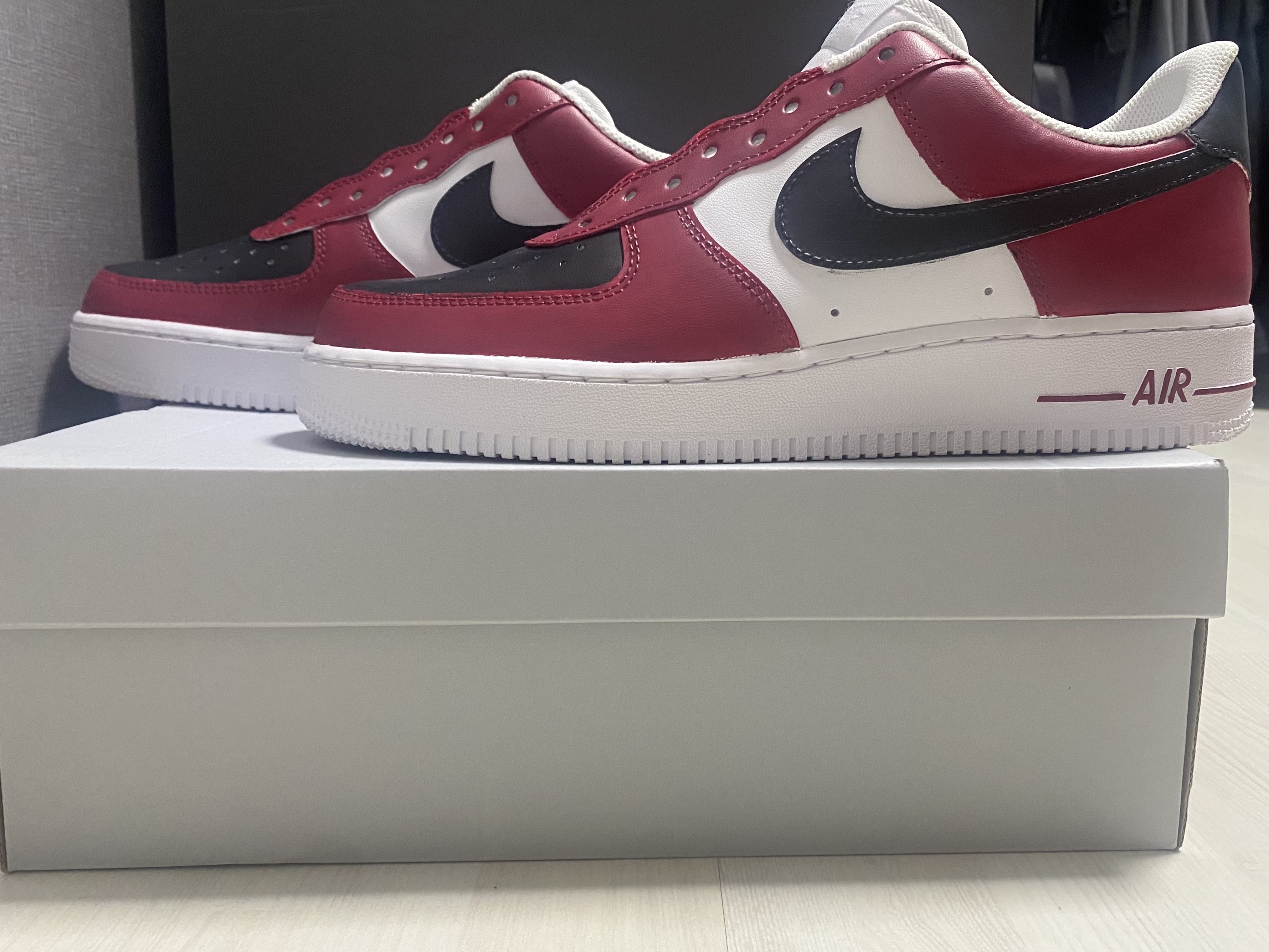 Nike Air Force 1 '07 Low White, Jordan 1 Mid Chicago Black Toe 착용 스타일