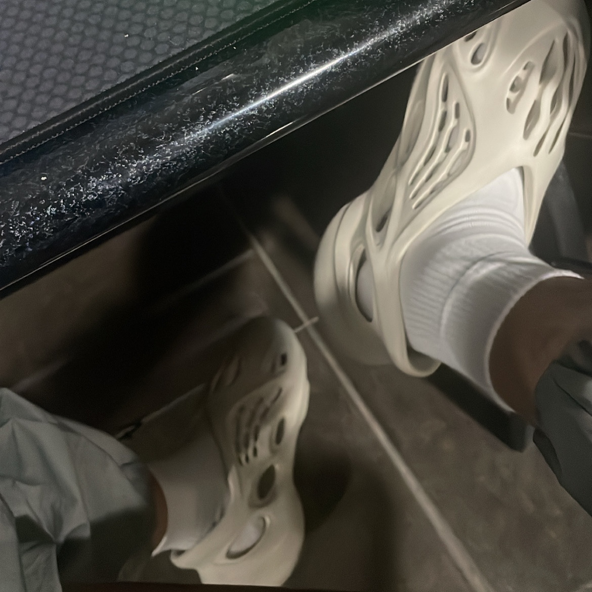 Adidas Yeezy Foam RNNR Sand 착용 스타일