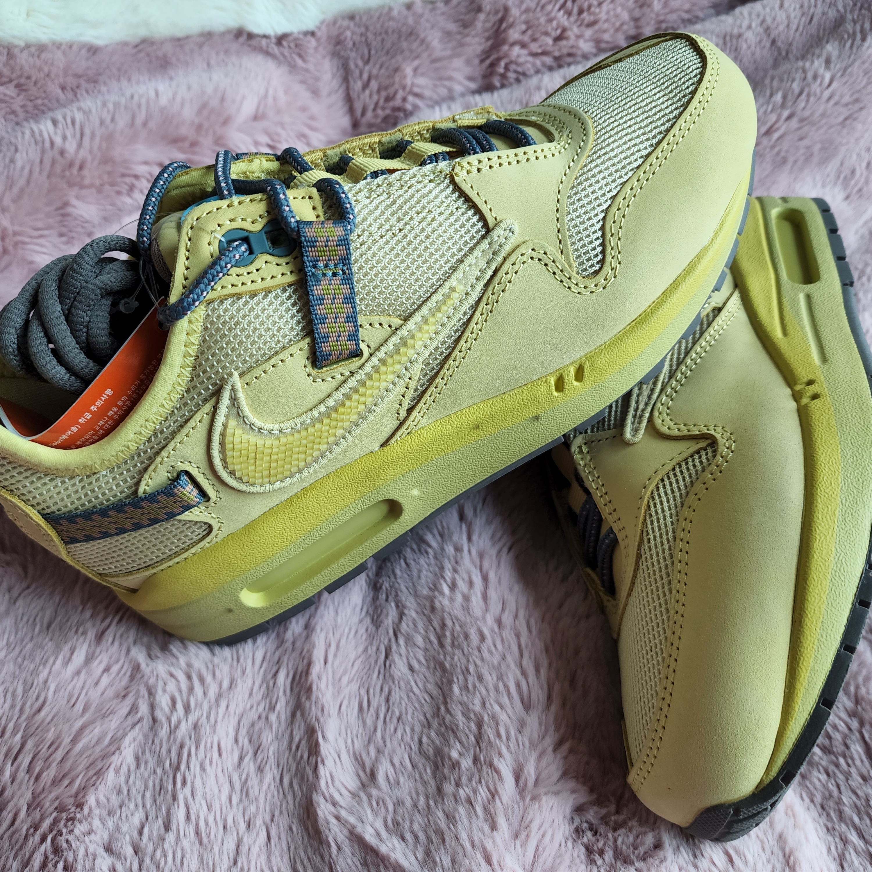 Nike x Travis Scott Air Max 1 Cact.us Gold 착용 스타일 - 3