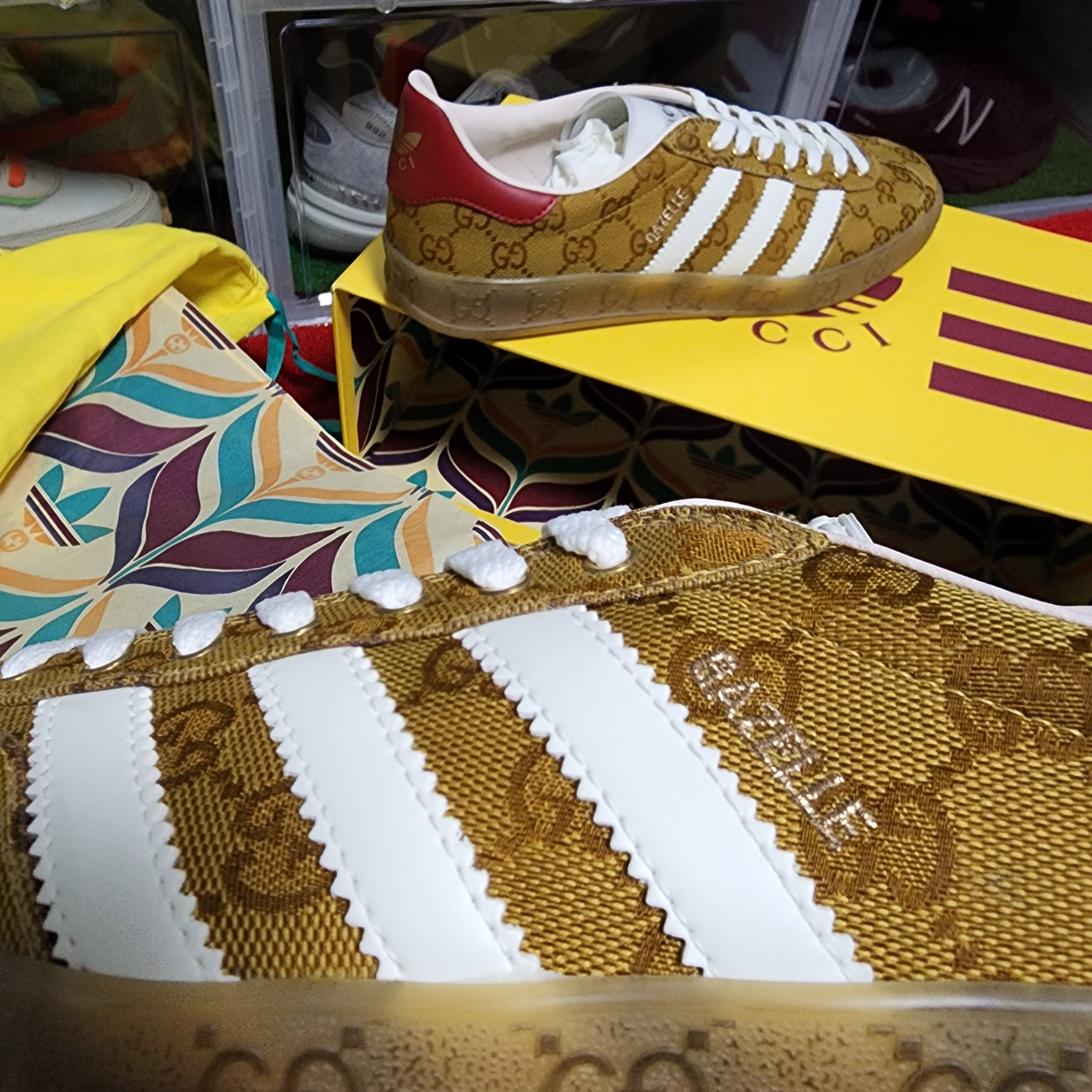 Gucci x Adidas Gazelle Sneakers Yellow White 착용 스타일 - 4